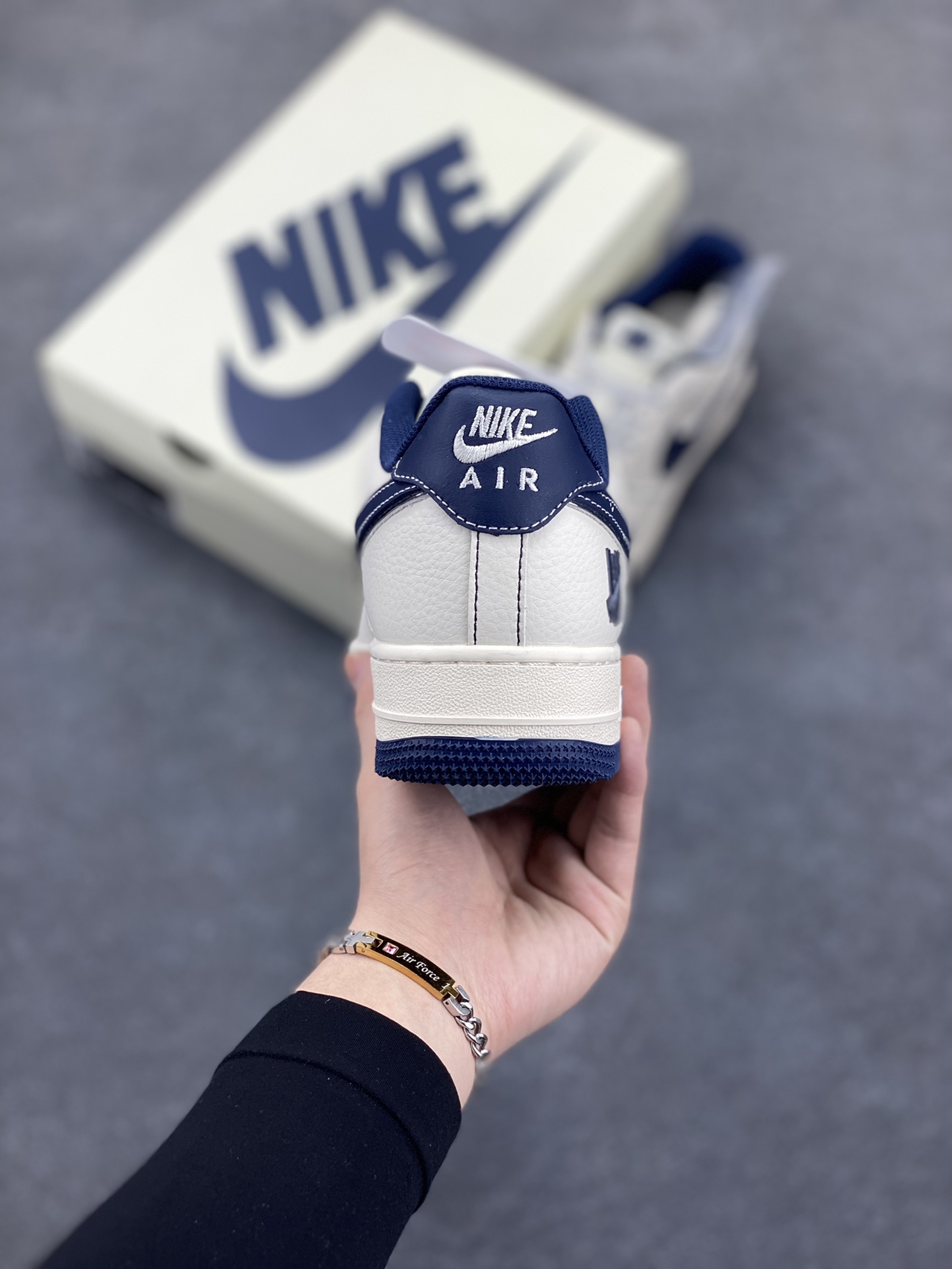 图片[4]-NIke Air Force 1 \’07 Low “UN联名——深蓝泼墨勾”空军一号 低帮 运动鞋 休闲鞋 折边针车 工艺难度大 原楦头原纸板 原装鞋盒 定制五金配件 内置全掌气垫 原厂鞋底 货号：XS1958-522 尺码：36 36.5 37.5 38 38.5 39 40 40.5 41 42 42.5 43 44 44.5 45-选品中心