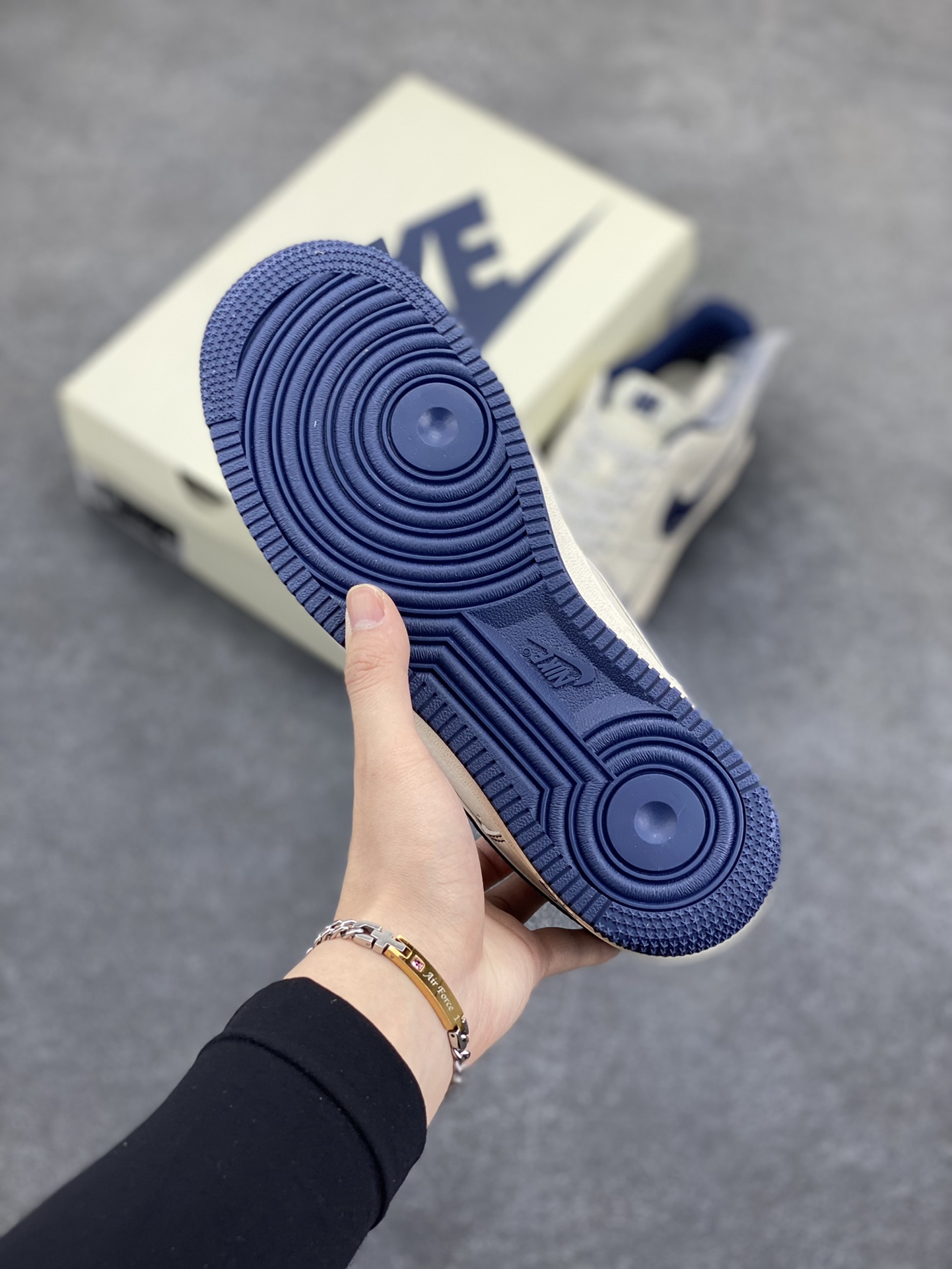 图片[5]-NIke Air Force 1 \’07 Low “UN联名——深蓝泼墨勾”空军一号 低帮 运动鞋 休闲鞋 折边针车 工艺难度大 原楦头原纸板 原装鞋盒 定制五金配件 内置全掌气垫 原厂鞋底 货号：XS1958-522 尺码：36 36.5 37.5 38 38.5 39 40 40.5 41 42 42.5 43 44 44.5 45-选品中心