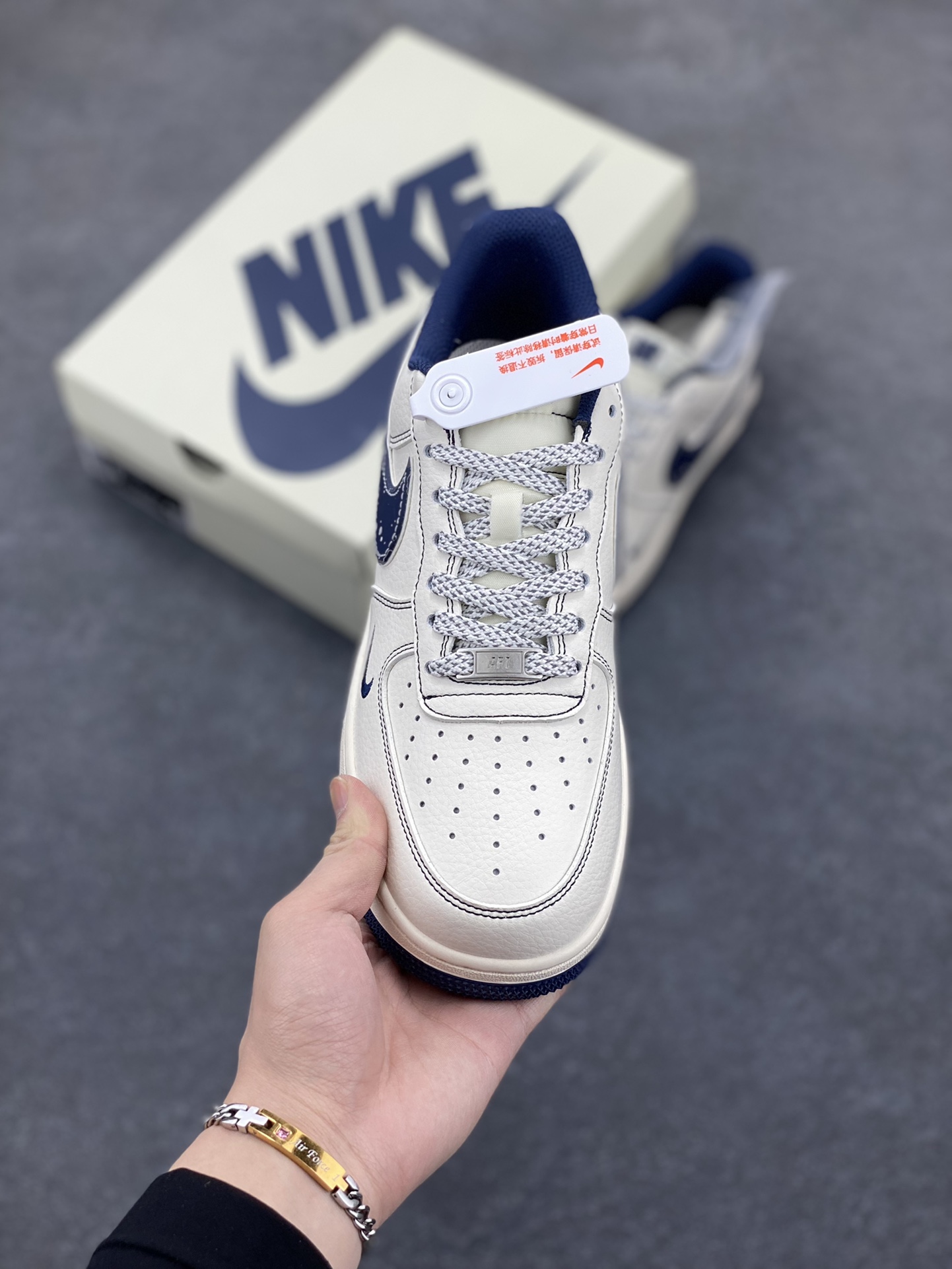 图片[2]-NIke Air Force 1 \’07 Low “UN联名——深蓝泼墨勾”空军一号 低帮 运动鞋 休闲鞋 折边针车 工艺难度大 原楦头原纸板 原装鞋盒 定制五金配件 内置全掌气垫 原厂鞋底 货号：XS1958-522 尺码：36 36.5 37.5 38 38.5 39 40 40.5 41 42 42.5 43 44 44.5 45-选品中心