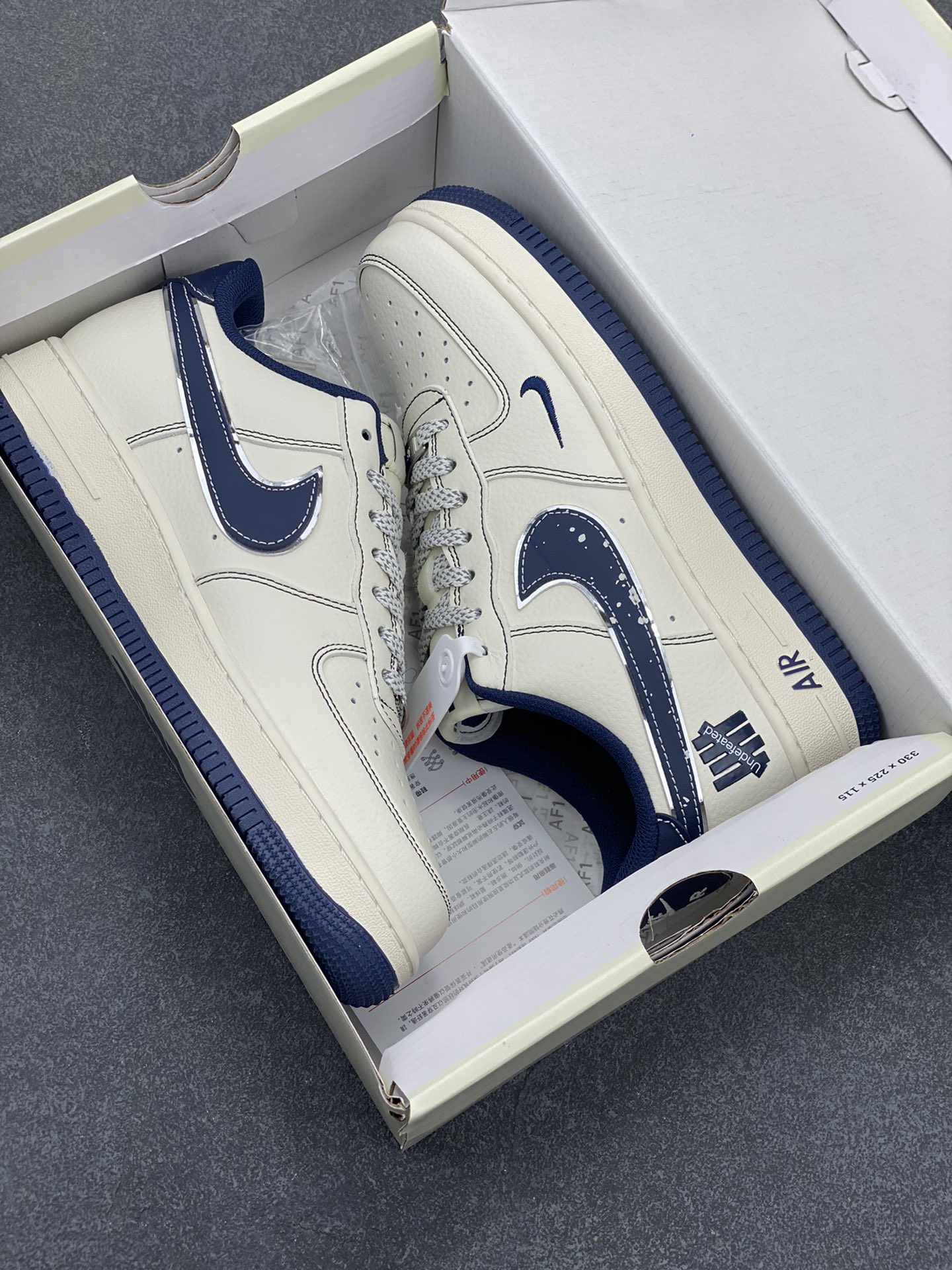 图片[9]-NIke Air Force 1 \’07 Low “UN联名——深蓝泼墨勾”空军一号 低帮 运动鞋 休闲鞋 折边针车 工艺难度大 原楦头原纸板 原装鞋盒 定制五金配件 内置全掌气垫 原厂鞋底 货号：XS1958-522 尺码：36 36.5 37.5 38 38.5 39 40 40.5 41 42 42.5 43 44 44.5 45-选品中心