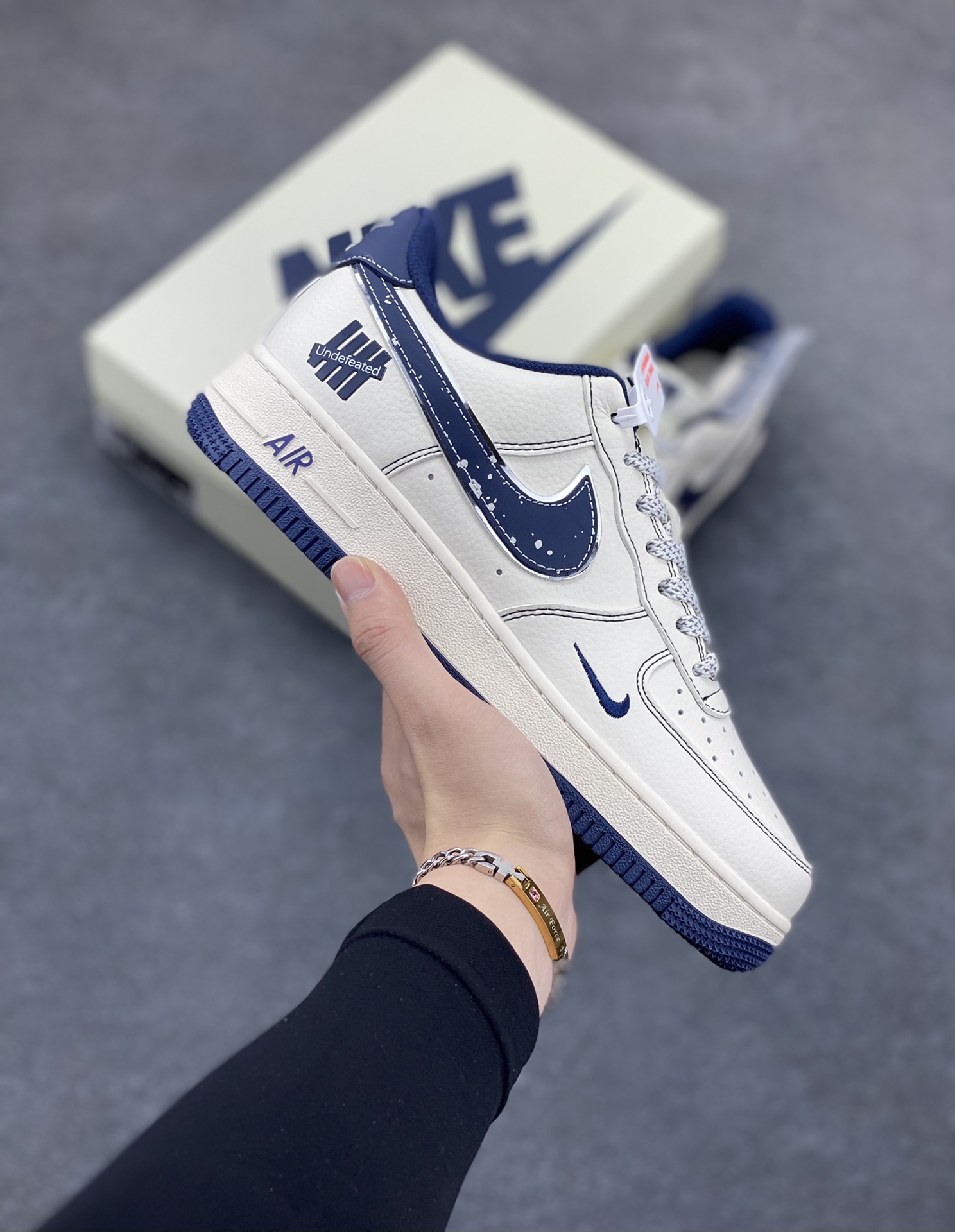 NIke Air Force 1 \’07 Low “UN联名——深蓝泼墨勾”空军一号 低帮 运动鞋 休闲鞋 折边针车 工艺难度大 原楦头原纸板 原装鞋盒 定制五金配件 内置全掌气垫 原厂鞋底 货号：XS1958-522 尺码：36 36.5 37.5 38 38.5 39 40 40.5 41 42 42.5 43 44 44.5 45-选品中心