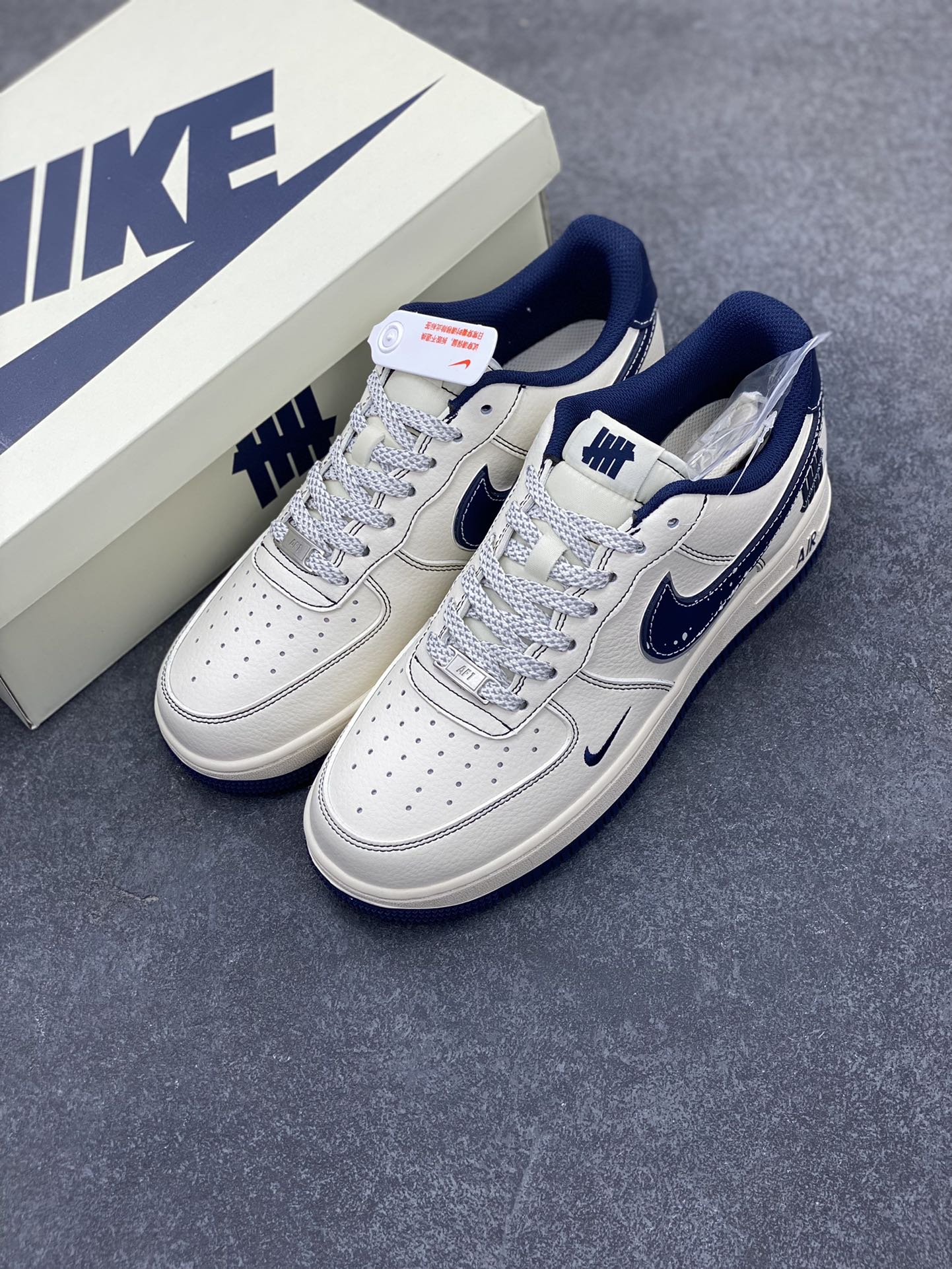 图片[8]-NIke Air Force 1 \’07 Low “UN联名——深蓝泼墨勾”空军一号 低帮 运动鞋 休闲鞋 折边针车 工艺难度大 原楦头原纸板 原装鞋盒 定制五金配件 内置全掌气垫 原厂鞋底 货号：XS1958-522 尺码：36 36.5 37.5 38 38.5 39 40 40.5 41 42 42.5 43 44 44.5 45-选品中心