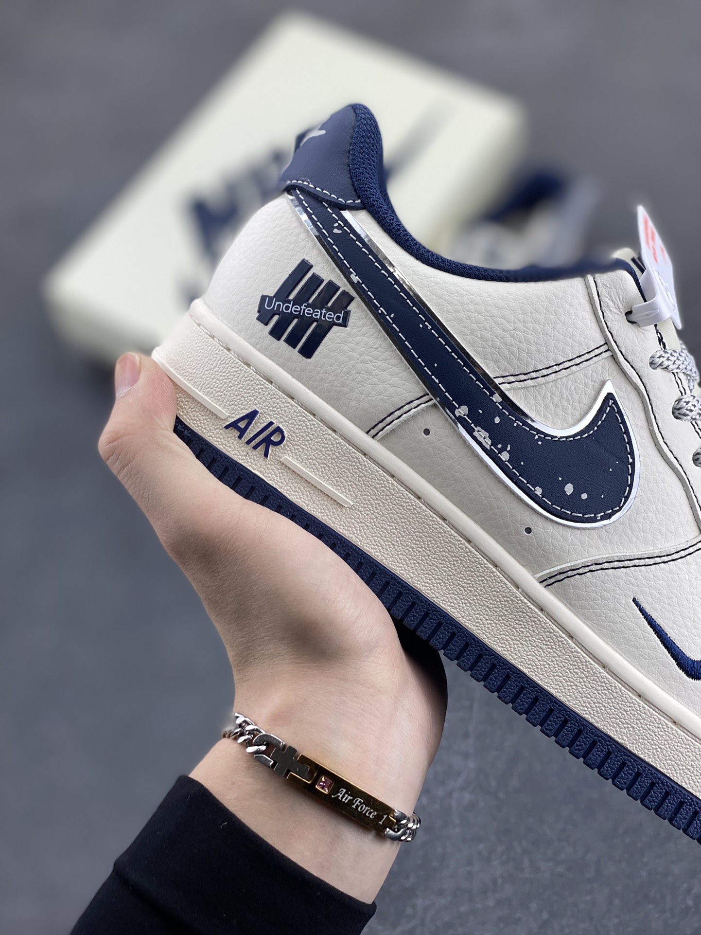 图片[6]-NIke Air Force 1 \’07 Low “UN联名——深蓝泼墨勾”空军一号 低帮 运动鞋 休闲鞋 折边针车 工艺难度大 原楦头原纸板 原装鞋盒 定制五金配件 内置全掌气垫 原厂鞋底 货号：XS1958-522 尺码：36 36.5 37.5 38 38.5 39 40 40.5 41 42 42.5 43 44 44.5 45-选品中心