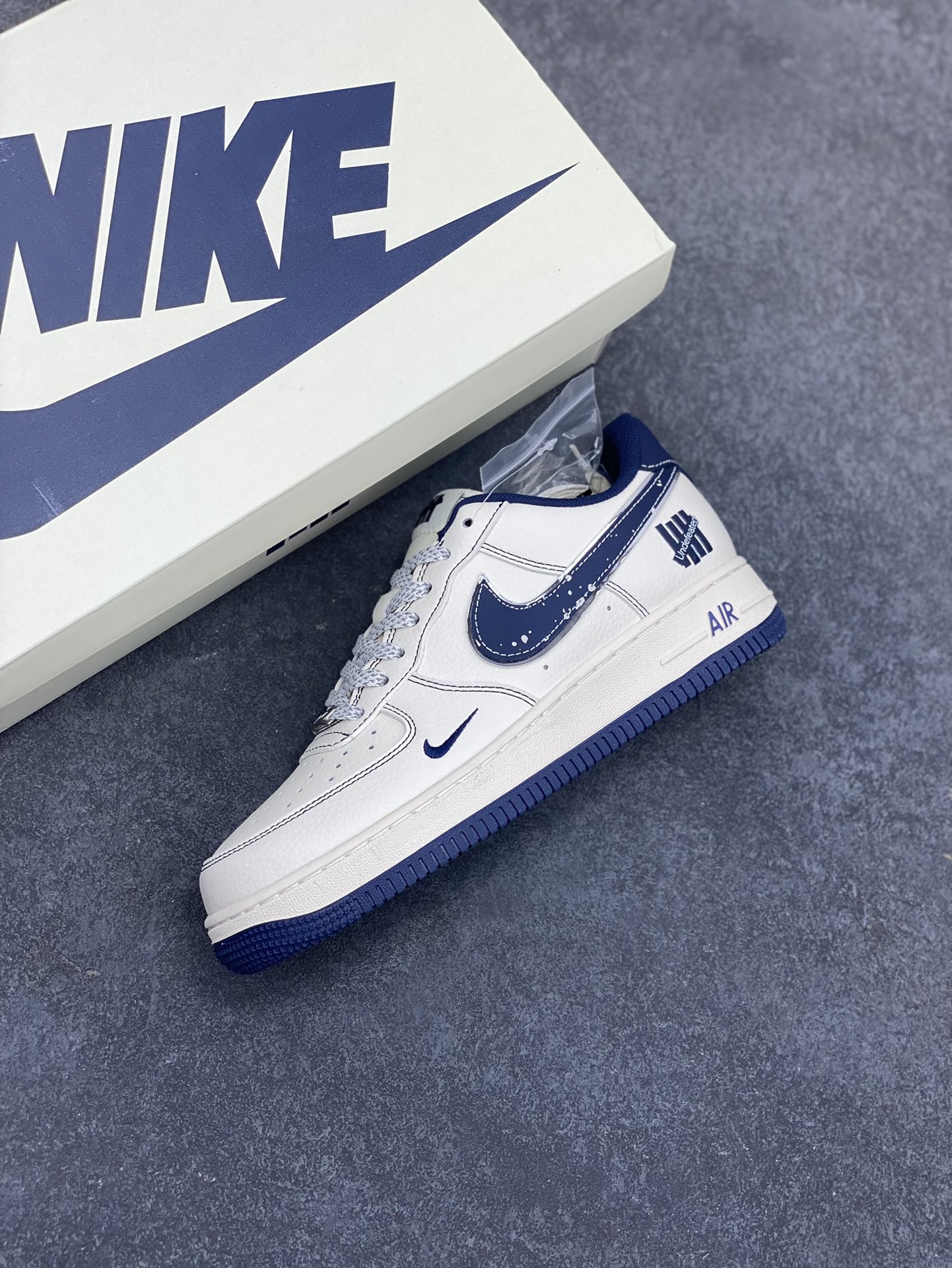 图片[7]-NIke Air Force 1 \’07 Low “UN联名——深蓝泼墨勾”空军一号 低帮 运动鞋 休闲鞋 折边针车 工艺难度大 原楦头原纸板 原装鞋盒 定制五金配件 内置全掌气垫 原厂鞋底 货号：XS1958-522 尺码：36 36.5 37.5 38 38.5 39 40 40.5 41 42 42.5 43 44 44.5 45-选品中心