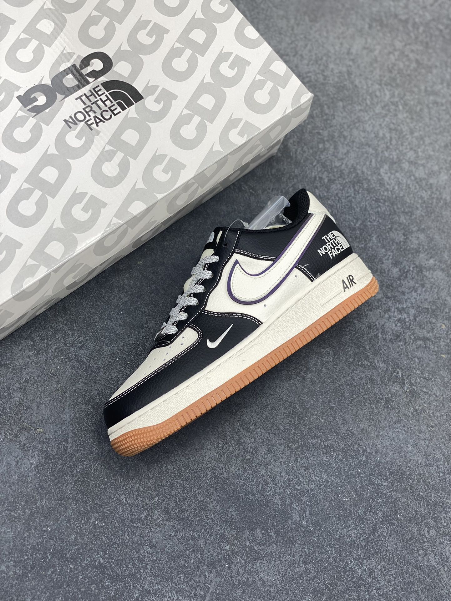 图片[7]-NIke Air Force 1 \’07 Low “北面联名——黑荔纹生胶”空军一号 低帮 运动鞋 休闲鞋 折边针车 工艺难度大 原楦头原纸板 原装鞋盒 定制五金配件 内置全掌气垫 原厂鞋底 货号：XZ6188-114 尺码：36 36.5 37.5 38 38.5 39 40 40.5 41 42 42.5 43 44 44.5 45-选品中心