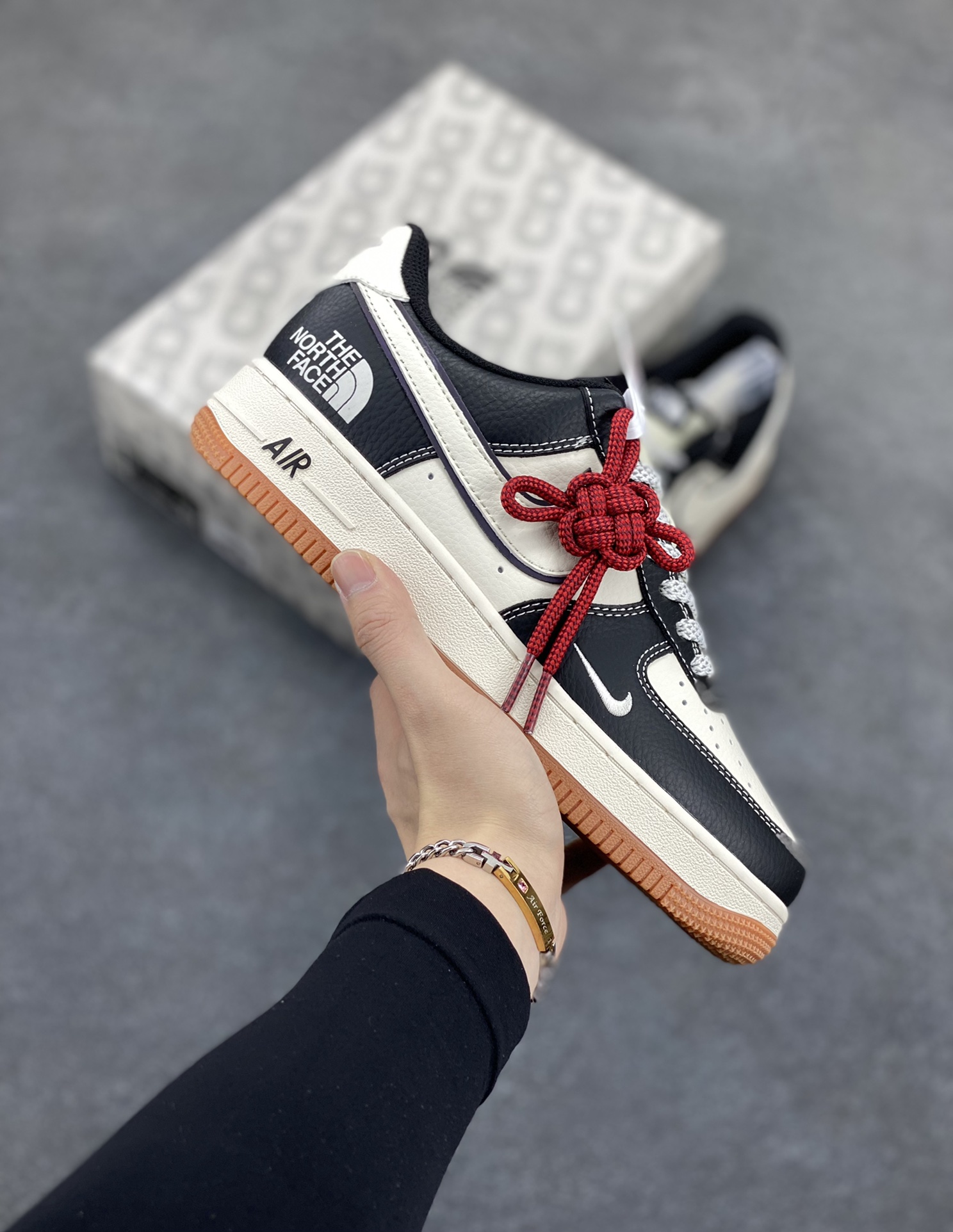 NIke Air Force 1 \’07 Low “北面联名——黑荔纹生胶”空军一号 低帮 运动鞋 休闲鞋 折边针车 工艺难度大 原楦头原纸板 原装鞋盒 定制五金配件 内置全掌气垫 原厂鞋底 货号：XZ6188-114 尺码：36 36.5 37.5 38 38.5 39 40 40.5 41 42 42.5 43 44 44.5 45-选品中心
