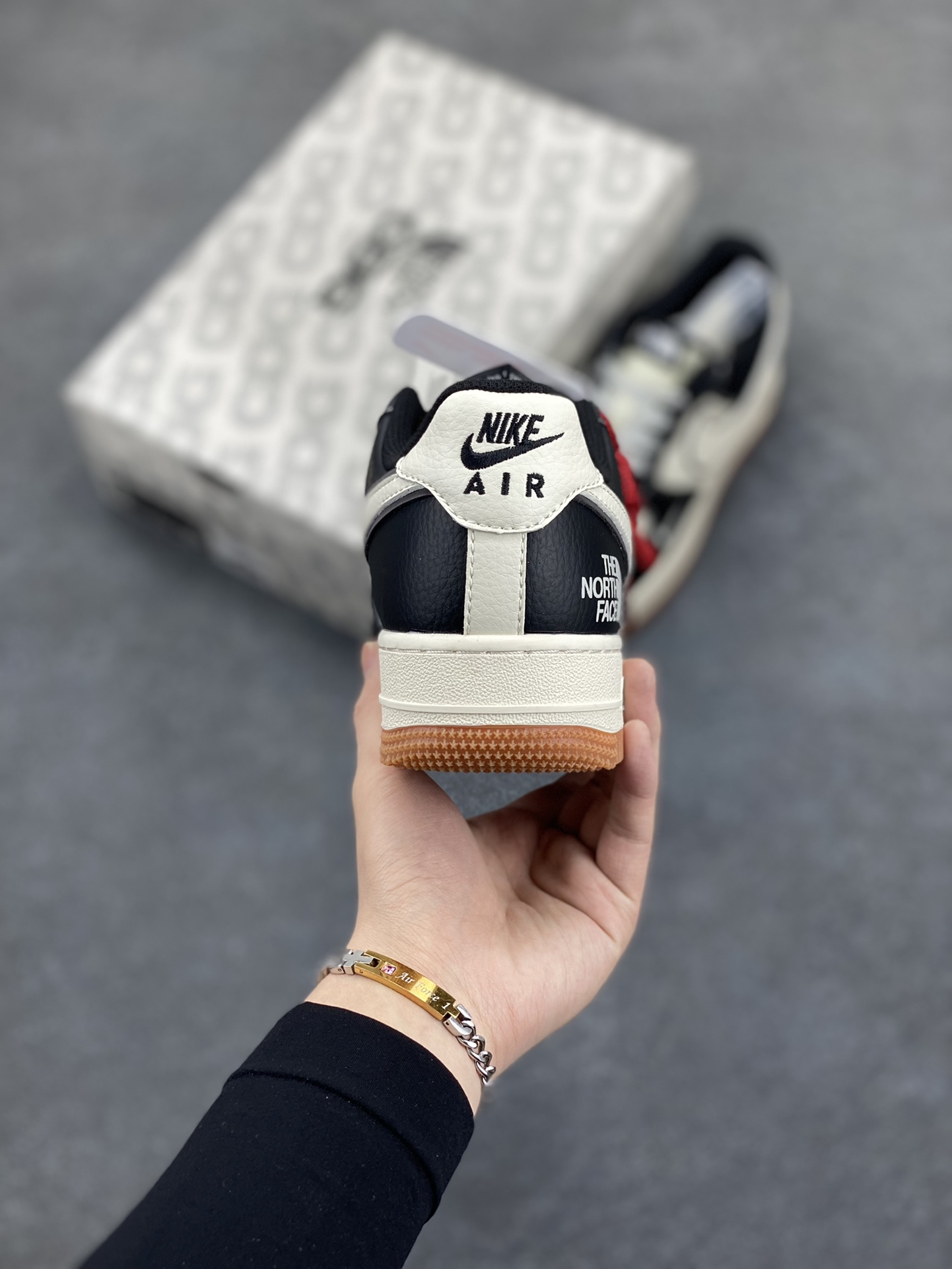 图片[4]-NIke Air Force 1 \’07 Low “北面联名——黑荔纹生胶”空军一号 低帮 运动鞋 休闲鞋 折边针车 工艺难度大 原楦头原纸板 原装鞋盒 定制五金配件 内置全掌气垫 原厂鞋底 货号：XZ6188-114 尺码：36 36.5 37.5 38 38.5 39 40 40.5 41 42 42.5 43 44 44.5 45-选品中心