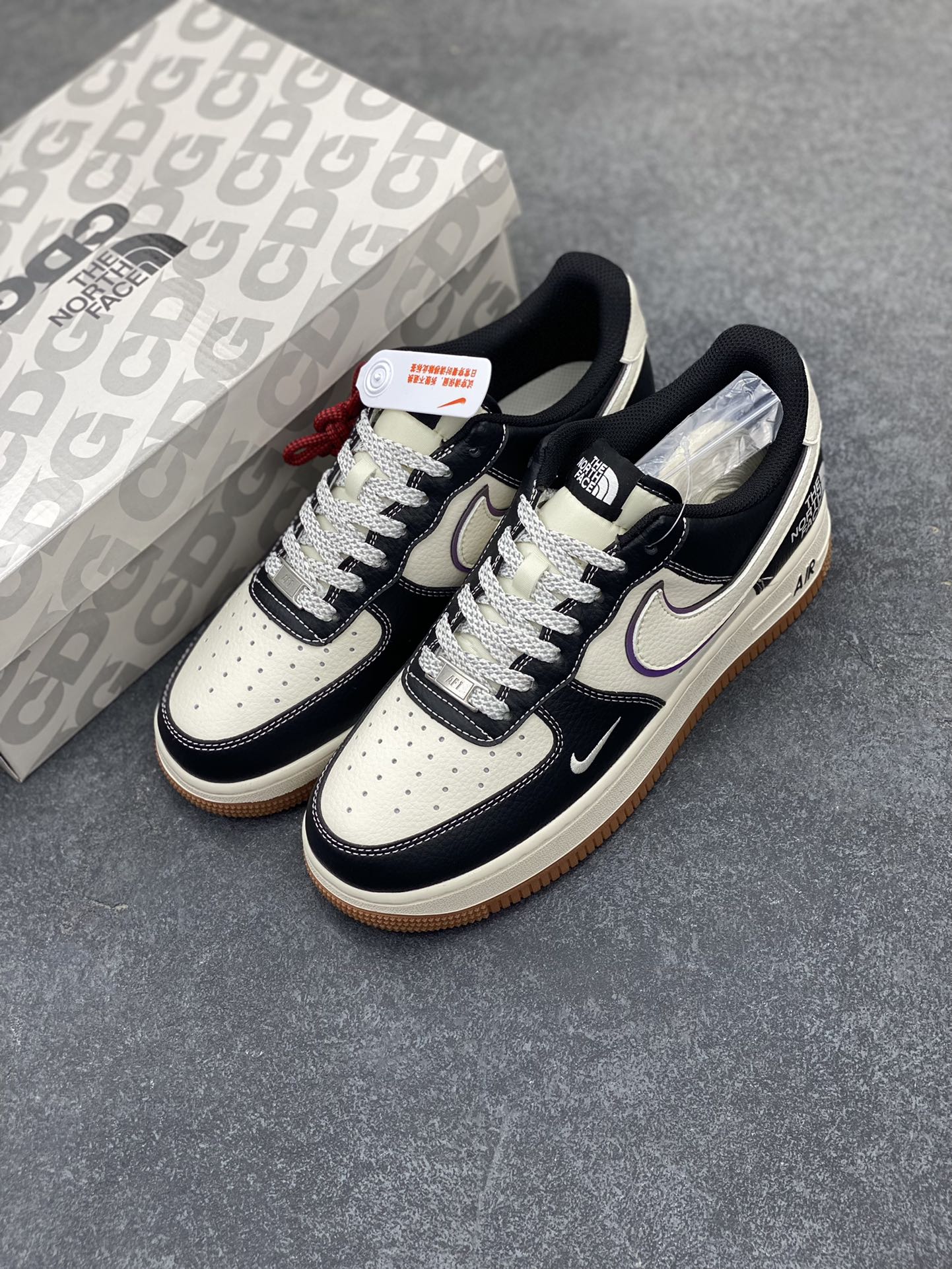 图片[8]-NIke Air Force 1 \’07 Low “北面联名——黑荔纹生胶”空军一号 低帮 运动鞋 休闲鞋 折边针车 工艺难度大 原楦头原纸板 原装鞋盒 定制五金配件 内置全掌气垫 原厂鞋底 货号：XZ6188-114 尺码：36 36.5 37.5 38 38.5 39 40 40.5 41 42 42.5 43 44 44.5 45-选品中心