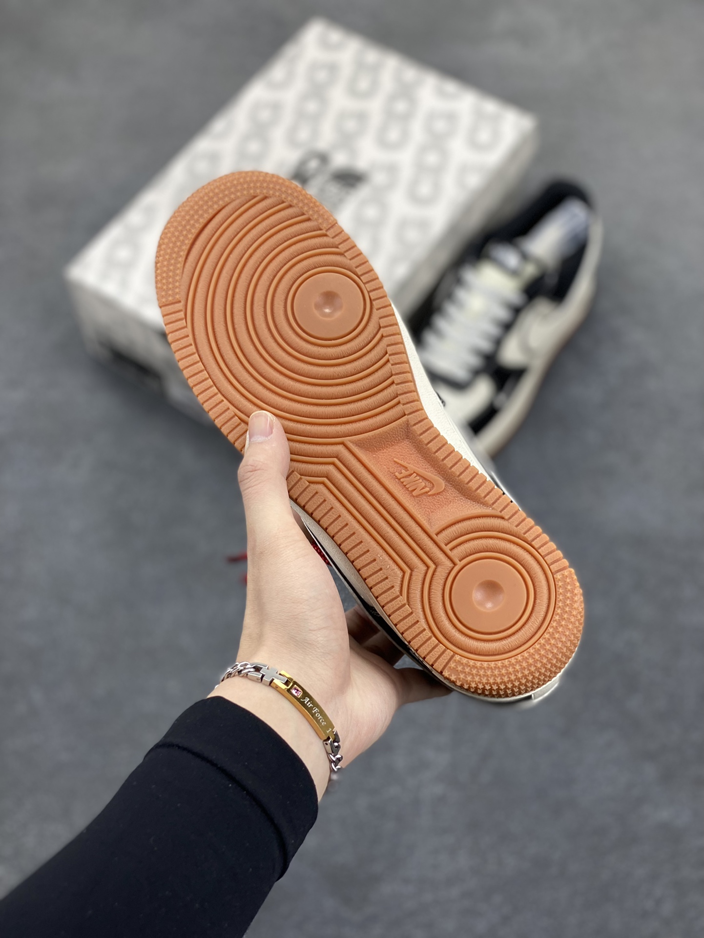 图片[5]-NIke Air Force 1 \’07 Low “北面联名——黑荔纹生胶”空军一号 低帮 运动鞋 休闲鞋 折边针车 工艺难度大 原楦头原纸板 原装鞋盒 定制五金配件 内置全掌气垫 原厂鞋底 货号：XZ6188-114 尺码：36 36.5 37.5 38 38.5 39 40 40.5 41 42 42.5 43 44 44.5 45-选品中心