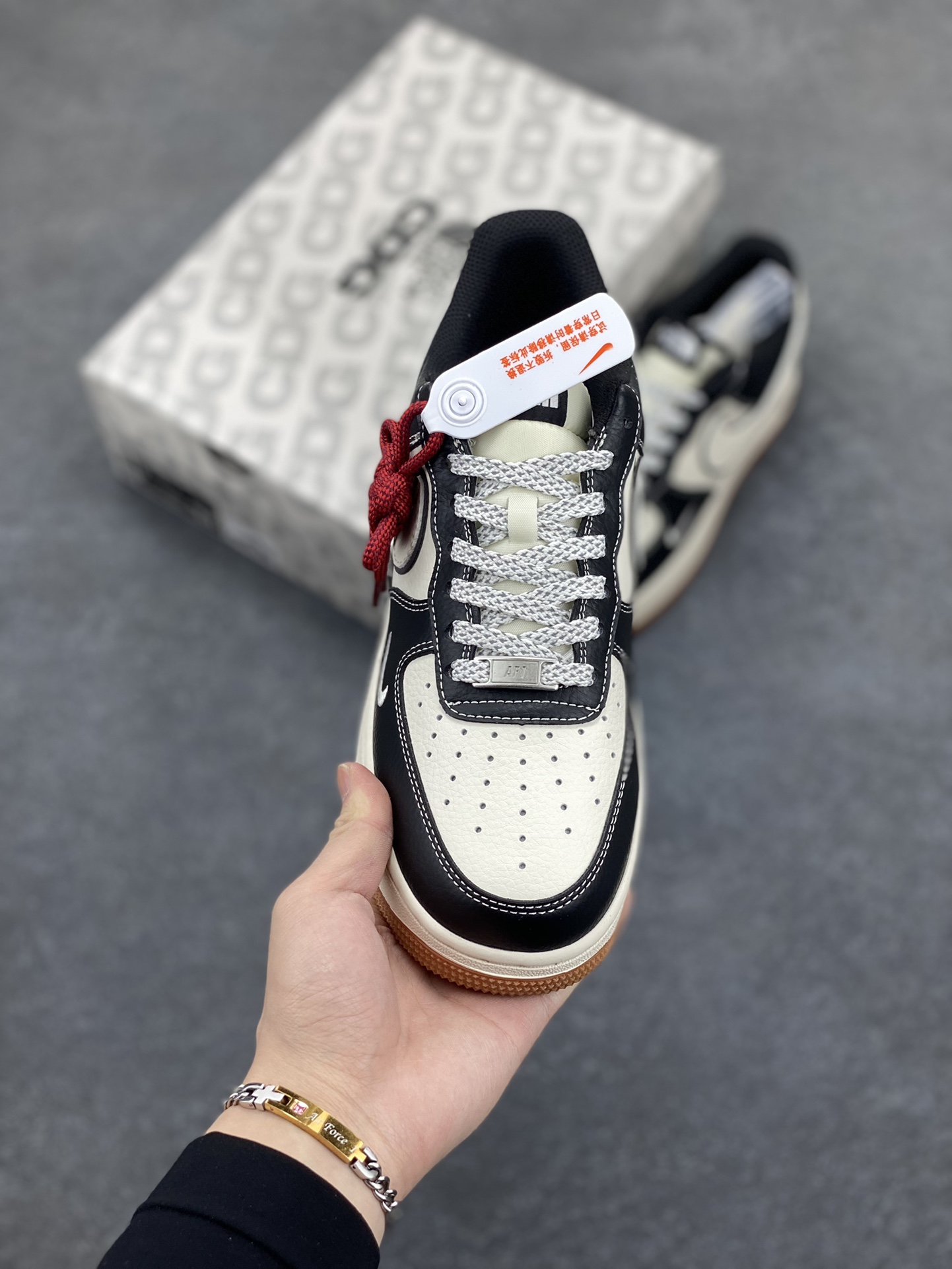 图片[2]-NIke Air Force 1 \’07 Low “北面联名——黑荔纹生胶”空军一号 低帮 运动鞋 休闲鞋 折边针车 工艺难度大 原楦头原纸板 原装鞋盒 定制五金配件 内置全掌气垫 原厂鞋底 货号：XZ6188-114 尺码：36 36.5 37.5 38 38.5 39 40 40.5 41 42 42.5 43 44 44.5 45-选品中心