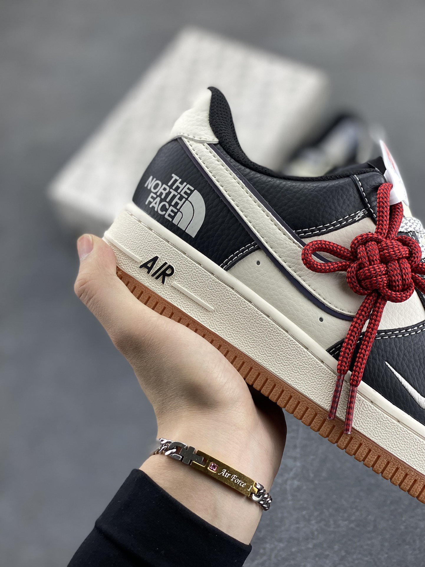 图片[6]-NIke Air Force 1 \’07 Low “北面联名——黑荔纹生胶”空军一号 低帮 运动鞋 休闲鞋 折边针车 工艺难度大 原楦头原纸板 原装鞋盒 定制五金配件 内置全掌气垫 原厂鞋底 货号：XZ6188-114 尺码：36 36.5 37.5 38 38.5 39 40 40.5 41 42 42.5 43 44 44.5 45-选品中心