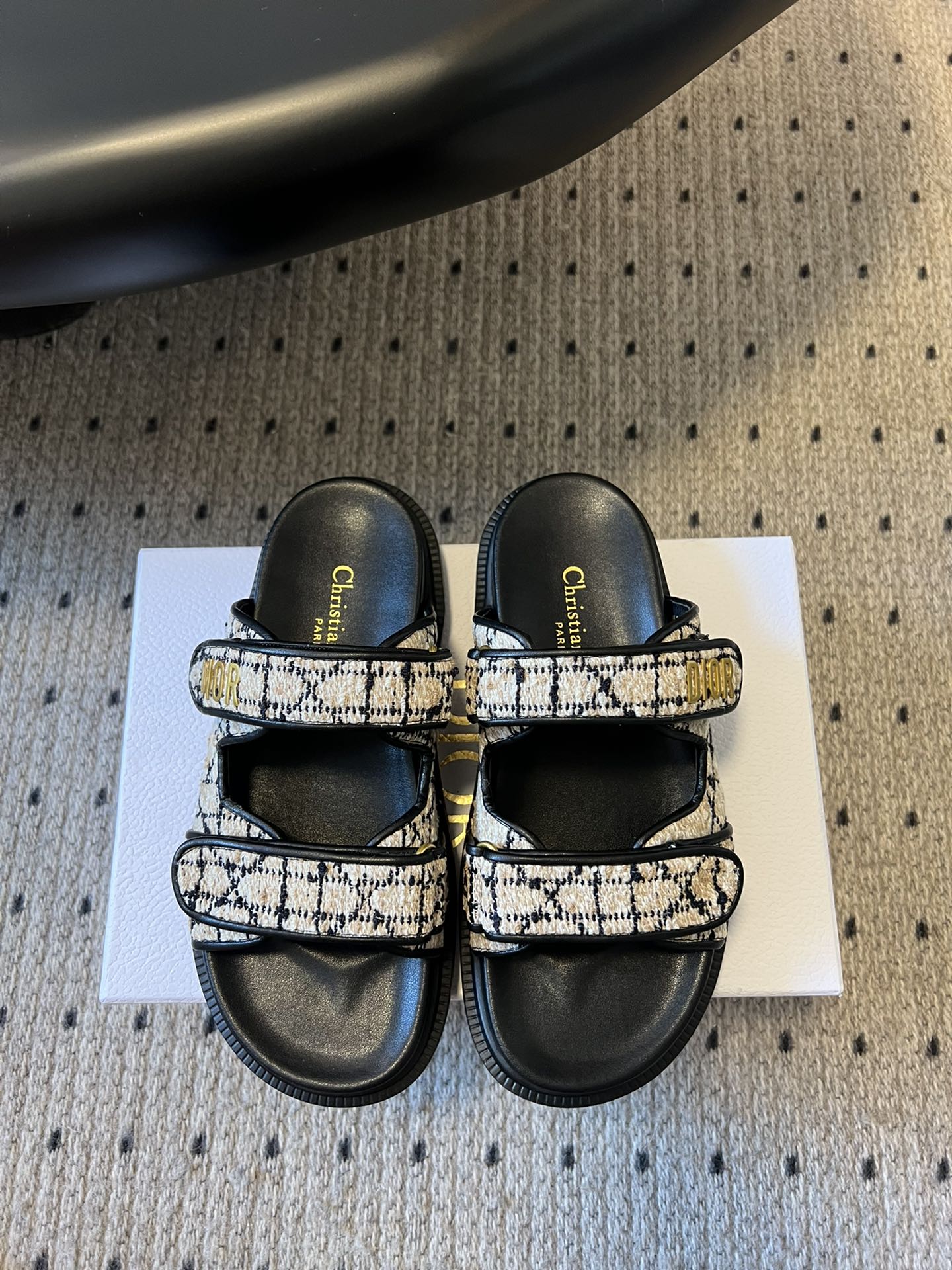 NO:404648,Top quality Dior ACT Velcro slippers sandals are comfortable and beautiful, full of detail, and comfortable on the feet. Compared to Xiaoxiang, it is less likely to be bumped into the style. The small thick sole is fashionable and matched with the foot-shaped insole, made of extra light and comfortable calfskin. The upper strip is made of Velcro opening and closing, and is decorated with the gold-finished metal 'Dior' logo, which complements the style design. This Velcro sandal can let you put down these concerns!  It is not only beautiful, but also comfortable to wear, low-key and fashionable, full of beach style, simple exercise is also free of problems, and the foot cover is very good. Comfortable, light, cool and fashionable, satisfying all your summer imagination of sandals... The upper is original molded fabric, the inner midsole is wrapped in sheepskin, abrasive and outsole, durable and light. Thick sole is about 2.5cm Size#35-42 (40 41 42 custom made without return), slippers sandals, dior, sandals, slippers, cowhide, sheepskin19860909顶级品质 Dior ACT魔术贴 拖鞋 凉鞋,舒适又有颜值,细节感十足,上脚也很舒服哟 比起小香,它更不容易撞款.小厚底款式时尚、搭配贴合脚型的内底,采用格外轻盈、舒适的小牛皮制作 鞋面饰带采用魔术贴开合,搭配金色饰面金属“Dior”标志装饰,与款式设计相得益彰. 这款魔术贴凉鞋,就可以让你放下这些顾虑！它不但好看,穿起来还贼舒适,低调又不失时尚感,满满的沙滩风,简单的运动也是没有问题的,包脚性非常的好.舒适、轻便、凉爽、时尚,满足你夏日对凉鞋的所有想象… 鞋面原版开模布料,内里中底包裹全是羊皮,磨具大底,耐穿轻盈.厚底2.5cm左右 Size#35-42（40 41 42定做不退换）,拖鞋凉鞋,dior,sandals,slippers,cowhide,sheepskin,Women's Shoes