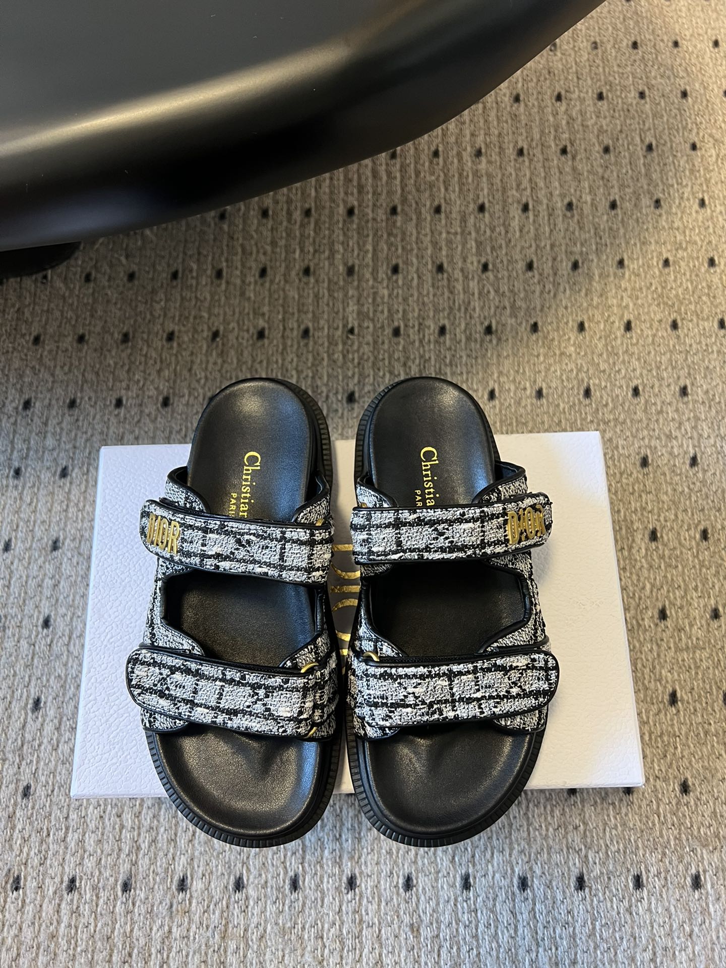 NO:404654,Top quality Dior ACT Velcro slippers sandals are comfortable and beautiful, full of detail, and comfortable on the feet. Compared to Xiaoxiang, it is less likely to be bumped into the style. The small thick sole is fashionable and matched with the foot-shaped insole, made of extra light and comfortable calfskin. The upper strip is made of Velcro opening and closing, and is decorated with the gold-finished metal 'Dior' logo, which complements the style design. This Velcro sandal can let you put down these concerns!  It is not only beautiful, but also comfortable to wear, low-key and fashionable, full of beach style, simple exercise is also free of problems, and the foot cover is very good. Comfortable, light, cool and fashionable, satisfying all your summer imagination of sandals... The upper is original molded fabric, the inner midsole is wrapped in sheepskin, abrasive and outsole, durable and light. Thick sole is about 2.5cm Size#35-42 (40 41 42 custom made without return), slippers sandals, dior, sandals, slippers, cowhide, sheepskin19860909顶级品质 Dior ACT魔术贴 拖鞋 凉鞋,舒适又有颜值,细节感十足,上脚也很舒服哟 比起小香,它更不容易撞款.小厚底款式时尚、搭配贴合脚型的内底,采用格外轻盈、舒适的小牛皮制作 鞋面饰带采用魔术贴开合,搭配金色饰面金属“Dior”标志装饰,与款式设计相得益彰. 这款魔术贴凉鞋,就可以让你放下这些顾虑！它不但好看,穿起来还贼舒适,低调又不失时尚感,满满的沙滩风,简单的运动也是没有问题的,包脚性非常的好.舒适、轻便、凉爽、时尚,满足你夏日对凉鞋的所有想象… 鞋面原版开模布料,内里中底包裹全是羊皮,磨具大底,耐穿轻盈.厚底2.5cm左右 Size#35-42（40 41 42定做不退换）,拖鞋凉鞋,dior,sandals,slippers,cowhide,sheepskin,Women's Shoes