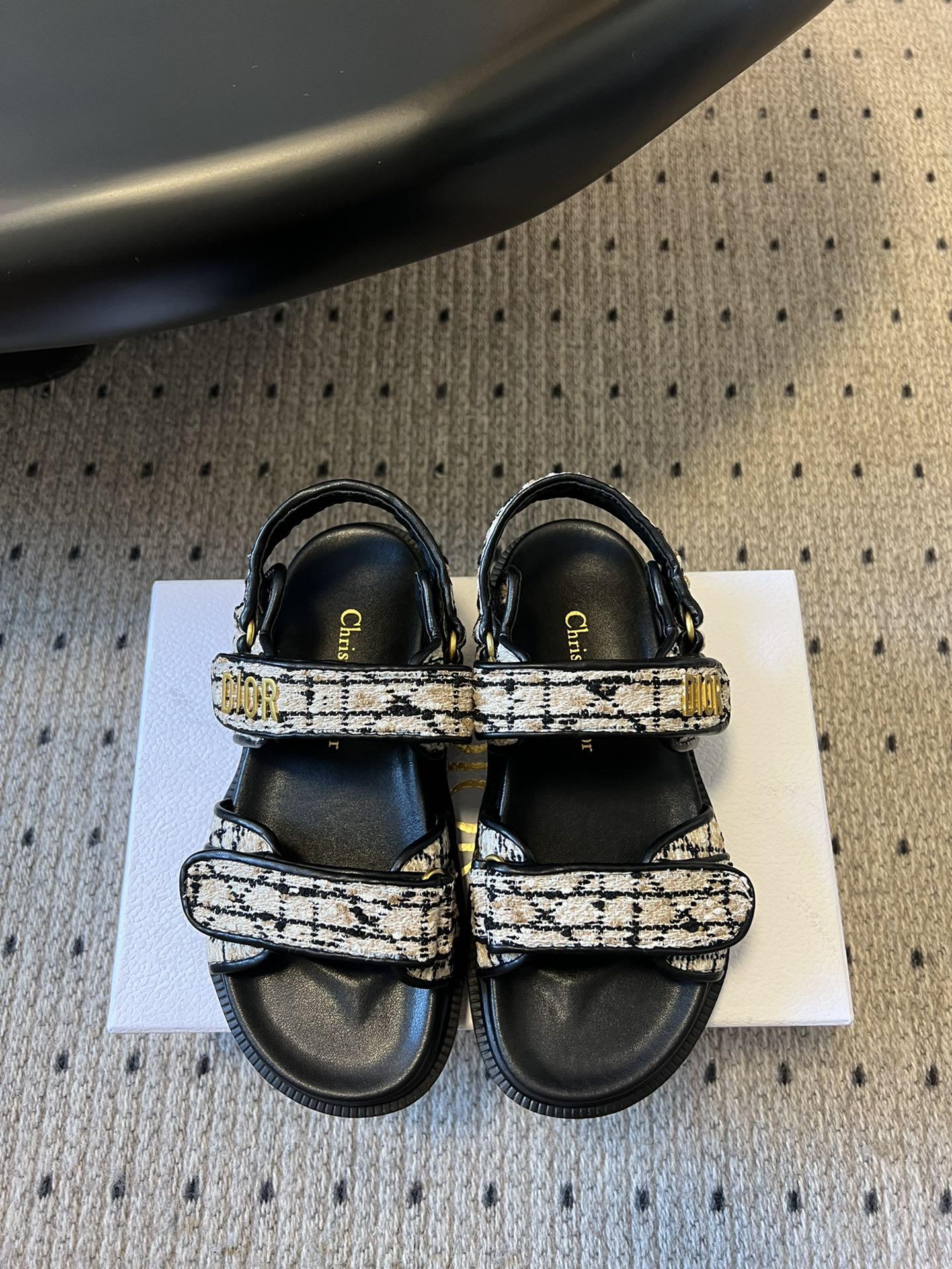 NO:404599,Top quality Dior ACT Velcro slippers sandals are comfortable and beautiful, full of detail, and comfortable on the feet. Compared to Xiaoxiang, it is less likely to be bumped into the style. The small thick sole is fashionable and matched with the foot-shaped insole, made of extra light and comfortable calfskin. The upper strip is made of Velcro opening and closing, and is decorated with the gold-finished metal 'Dior' logo, which complements the style design. This Velcro sandal can let you put down these concerns!  It is not only beautiful, but also comfortable to wear, low-key and fashionable, full of beach style, simple exercise is also free of problems, and the foot cover is very good. Comfortable, light, cool and fashionable, satisfying all your summer imagination of sandals... The upper is original molded fabric, the inner midsole is wrapped in sheepskin, abrasive and outsole, durable and light. Thick sole is about 2.5cm Size#35-42 (40 41 42 custom made without return), slippers sandals, dior, sandals, slippers, cowhide, sheepskin19860909顶级品质 Dior ACT魔术贴 拖鞋 凉鞋,舒适又有颜值,细节感十足,上脚也很舒服哟 比起小香,它更不容易撞款.小厚底款式时尚、搭配贴合脚型的内底,采用格外轻盈、舒适的小牛皮制作 鞋面饰带采用魔术贴开合,搭配金色饰面金属“Dior”标志装饰,与款式设计相得益彰. 这款魔术贴凉鞋,就可以让你放下这些顾虑！它不但好看,穿起来还贼舒适,低调又不失时尚感,满满的沙滩风,简单的运动也是没有问题的,包脚性非常的好.舒适、轻便、凉爽、时尚,满足你夏日对凉鞋的所有想象… 鞋面原版开模布料,内里中底包裹全是羊皮,磨具大底,耐穿轻盈.厚底2.5cm左右 Size#35-42（40 41 42定做不退换）,拖鞋凉鞋,dior,sandals,slippers,cowhide,sheepskin,Women's Shoes