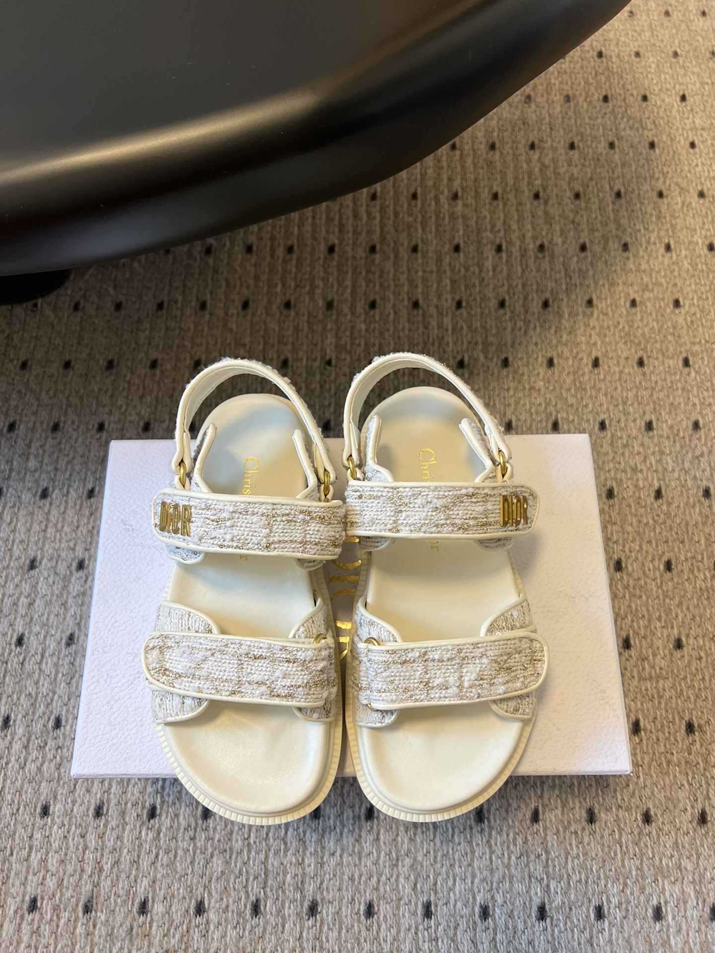 NO:233279,Top quality Dior ACT Velcro slippers sandals are comfortable and beautiful, full of detail, and comfortable on the feet. Compared to Xiaoxiang, it is less likely to be bumped into the style. The small thick sole is fashionable and matched with the foot-shaped insole, made of extra light and comfortable calfskin. The upper strip is made of Velcro opening and closing, and is decorated with the gold-finished metal 