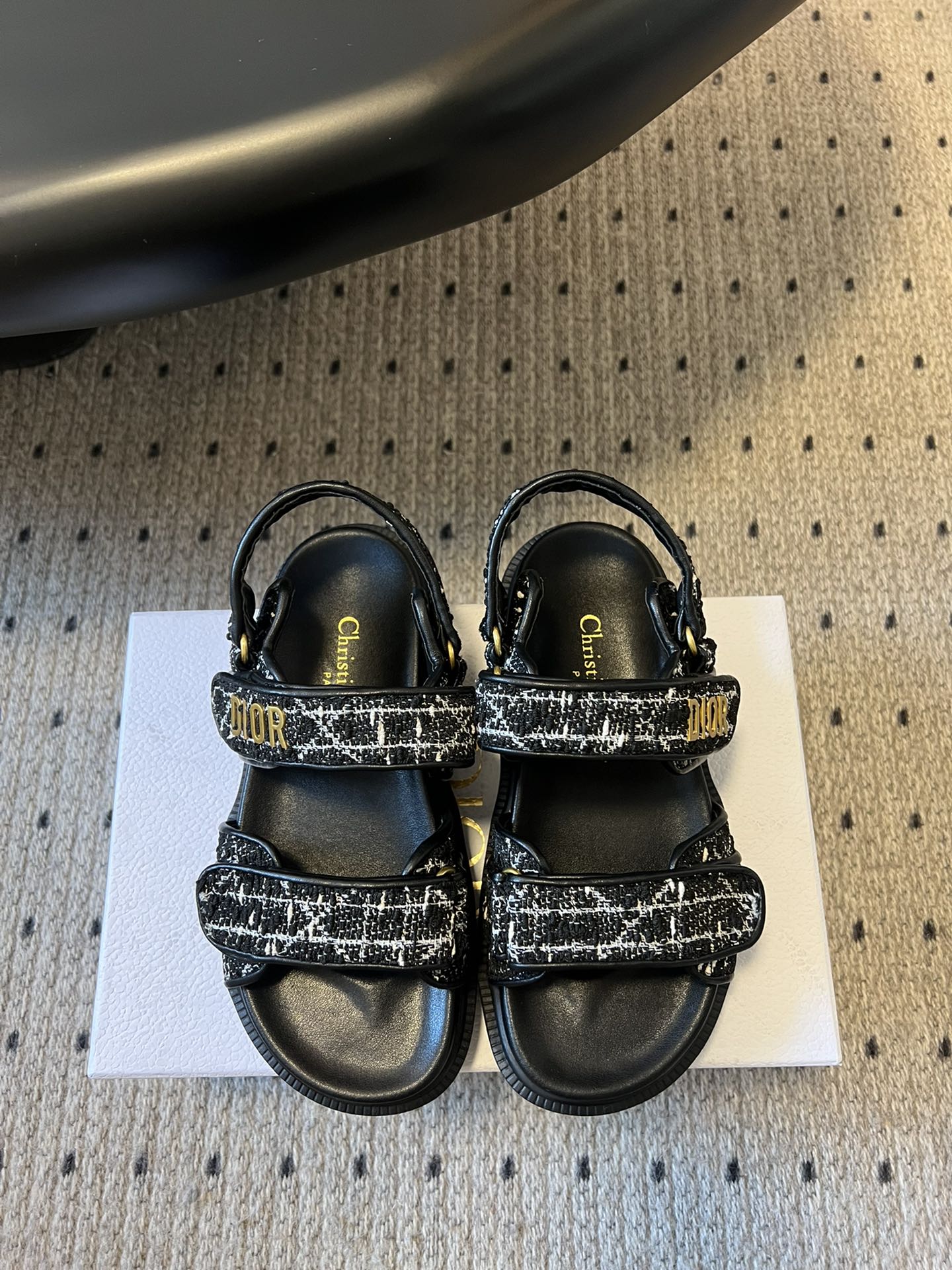 NO:233281,Top quality Dior ACT Velcro slippers sandals are comfortable and beautiful, full of detail, and comfortable on the feet. Compared to Xiaoxiang, it is less likely to be bumped into the style. The small thick sole is fashionable and matched with the foot-shaped insole, made of extra light and comfortable calfskin. The upper strip is made of Velcro opening and closing, and is decorated with the gold-finished metal 
