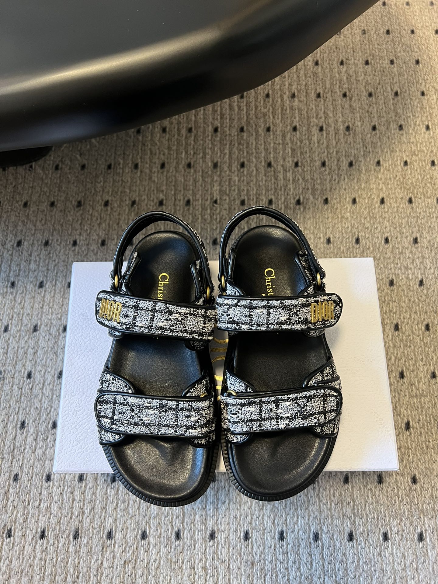 NO:225717,Purchase-based Dior ACT Velcro Slipper Sandals are comfortable and beautiful, full of detail, and comfortable on the feet. Compared to Xiaoxiang, it is less likely to be bumped into the style. The small thick sole is fashionable and matched with the foot-shaped insole, and is made of extra light and comfortable calfskin. The upper strip is made of Velcro opening and closing, and is decorated with the gold-finished metal 