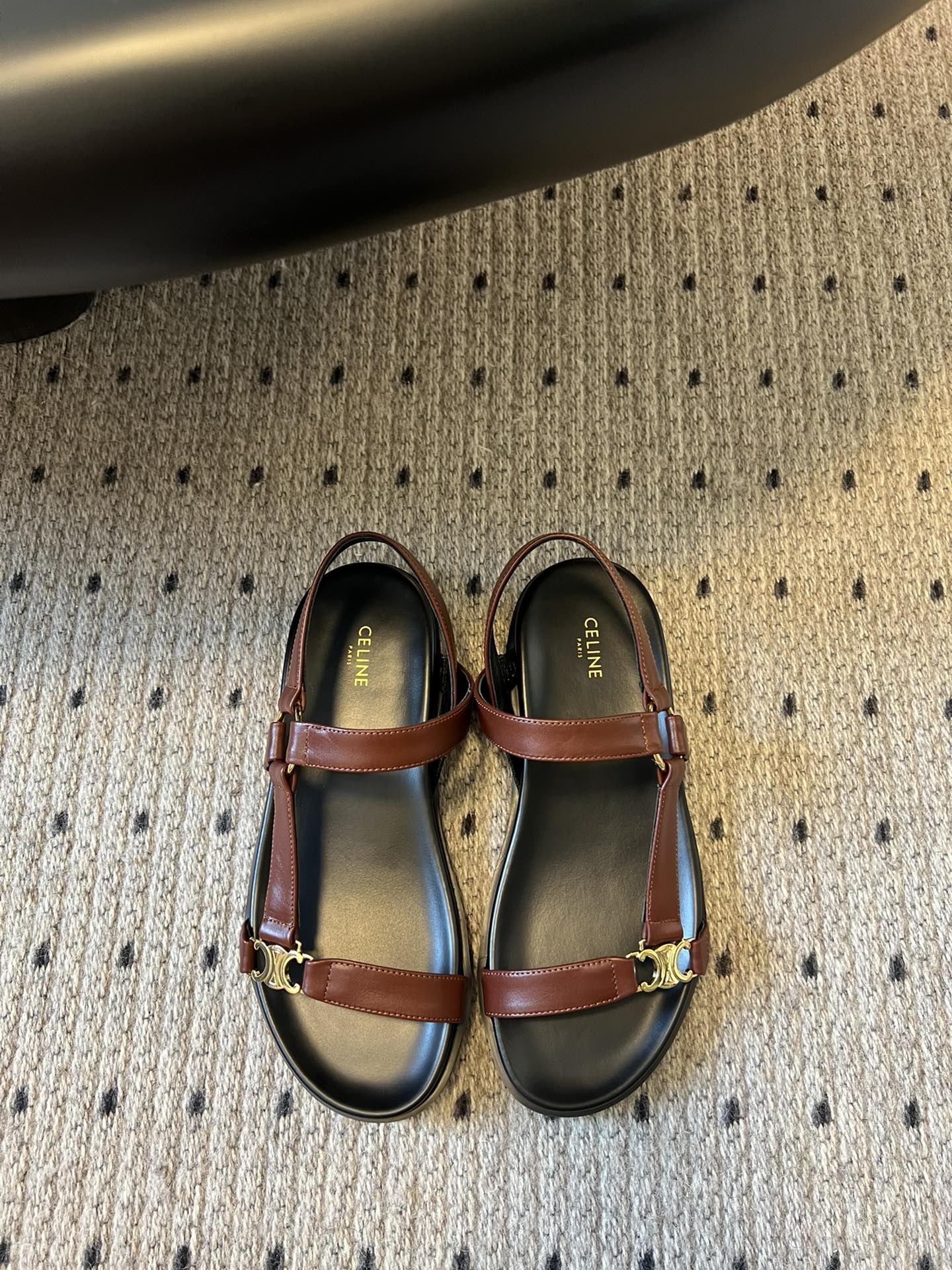 NO:233286,Top quality Celine Silin's classic spring latest hot Arc de Triomphe beach sandals. Summer paired with socks. It is absolutely amazing. The retro point is full of fashionable looks. The original version is purchased and developed, and the highest output is restored to the original customized retro feel... Fabric: cowhide embossing process, oil edge craftsmanship inner: cowhide sole: original open mold wear-resistant velvet combination sole Size#35-40 (40 custom made without return), sandals, celine, sandals, cowhide, socks19860909顶级品质 Celine思琳经典春最新爆款凯旋门沙滩凉鞋 夏天搭配袜子 简直绝绝子 复古的点上带上了满分时髦感颜值原版购入开发,依旧最高输出 还原原版定制复古感…… 面料:牛皮压印工艺油边工艺内里:牛皮大底:原版开模耐磨绒组合大底 Size#35-40（40 订做不退换）,凉鞋,celine,sandals,cowhide,socks,Women's Shoes