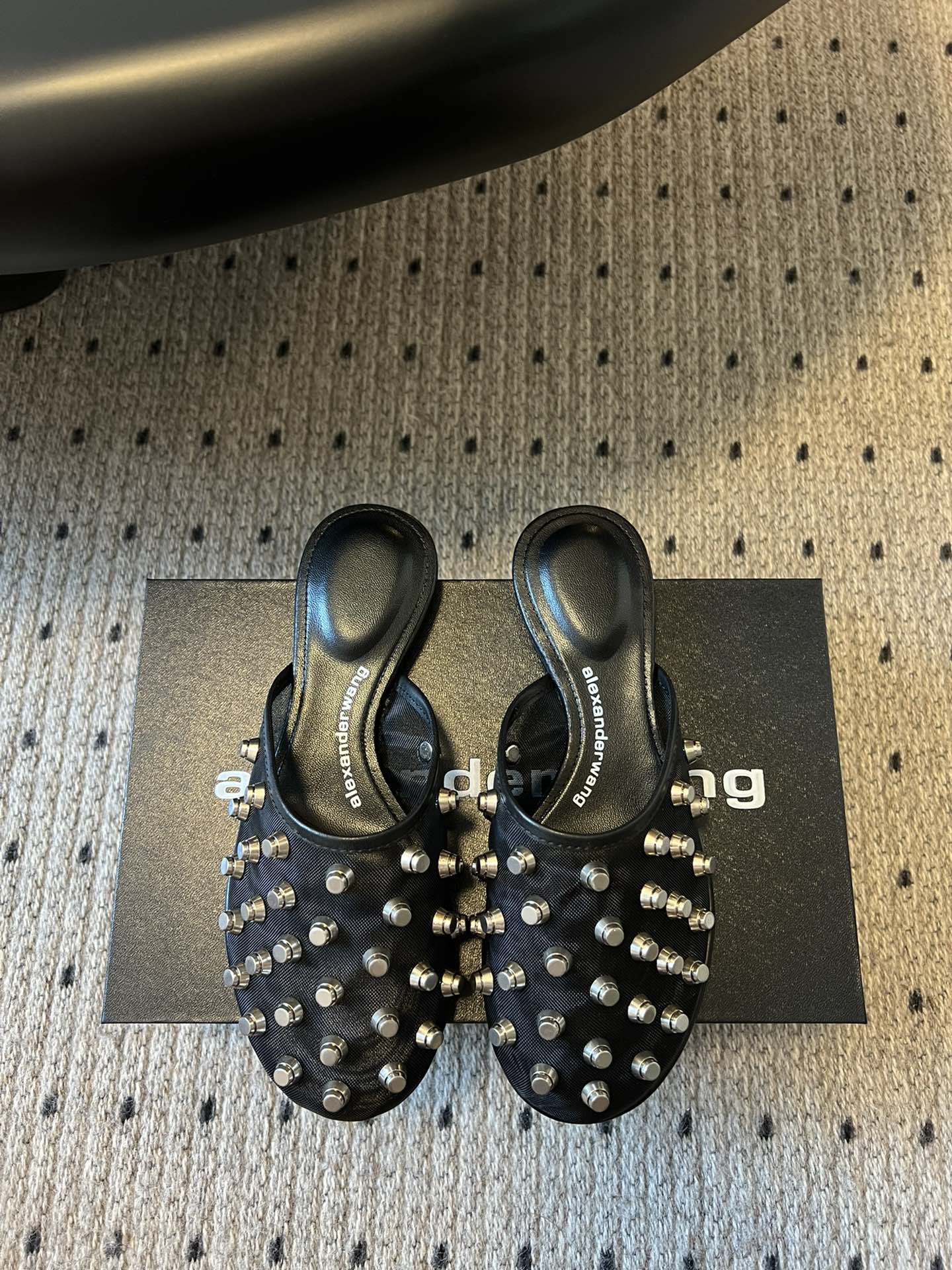 NO:224761,Purchase grade Alexande* Wang 25ss rivets/diamond mesh bag-toe slippers Personalized lady style Super textured Love this model is simple and fashionable and comfortable to wear. An indispensable model in summer presents a brand new iconic outline. This shoe is made of soft leather, hollow heel with hardware logo, upper cowhide/original mold opening button nails, inner sheepskin sole Italian leather outsole Size#35-39 (customized for 40), semi-torque, alexander wang, slippers, cowhide, sheepskin, Leather soles19860909批 代购级 Alexande* Wang 大王 25ss 铆钉/钻面网包头拖鞋 个性御姐风 超有质感 爱了爱了 该款设计简约上脚时尚舒服 夏季不可缺少的一款大王呈现焕然一新的标志性轮廓. 这款鞋履由柔软皮制成镂空鞋跟搭配五金件徽标 鞋面牛皮/原版开模钮钉 内里羊皮里鞋底意大利真皮大底 Size#35-39(40定做),半拖,alexander wang,slippers,cowhide,sheepskin,Leather soles,Women's Shoes