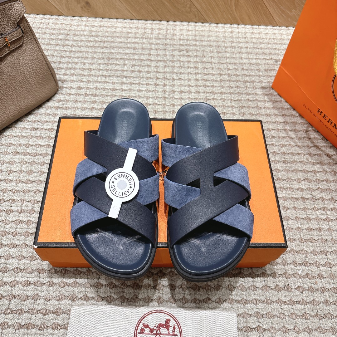 NO:240584,(Top version) * Hermes Second Uncle upgraded slippers This year, all popular fabrics are worn with barefoot or socks!  Fabric cowhide, inner leather, foot pad: imported sheepskin original sole, wear-resistant, soft and comfortable, size 35-39 (41 customization) no return or replacement for women 40-47 (45-47 customization) no return or replacement for men, slippers, hermes, slippers, cowhide, sheepskin, socks19860909（顶级版本）*爱马仕二舅升级版拖鞋 今年流行面料搭配均选用光脚或者搭配个袜子穿！ 面料牛皮 内里真皮,垫脚:进口羊皮 鞋底原版开模tpu鞋底耐磨强柔软舒适 尺码35-39（41定制）不退不换女 40-47（45-47定制）不退不换男,拖鞋,hermes,slippers,cowhide,sheepskin,socks,Women's Shoes