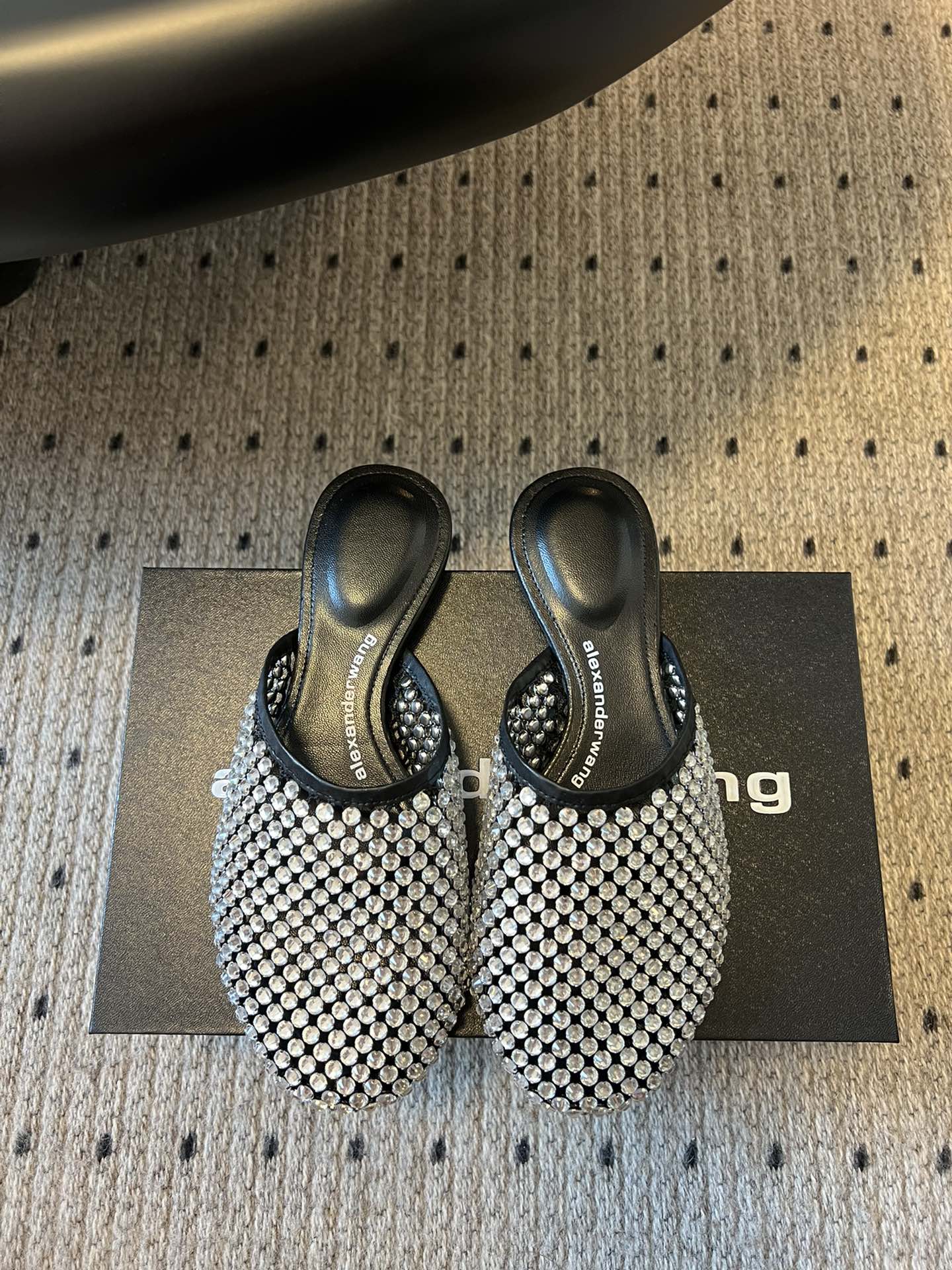 NO:224765,Purchase grade Alexande* Wang 25ss rivets/diamond mesh bag-toe slippers Personalized lady style Super textured Love this model is simple and fashionable and comfortable to wear. An indispensable model in summer presents a brand new iconic outline. This shoe is made of soft leather, hollow heel with hardware logo, upper cowhide/original mold opening button nails, inner sheepskin sole Italian leather outsole Size#35-39 (customized for 40), semi-torque, alexander wang, slippers, cowhide, sheepskin, Leather soles19860909批 代购级 Alexande* Wang 大王 25ss 铆钉/钻面网包头拖鞋 个性御姐风 超有质感 爱了爱了 该款设计简约上脚时尚舒服 夏季不可缺少的一款大王呈现焕然一新的标志性轮廓. 这款鞋履由柔软皮制成镂空鞋跟搭配五金件徽标 鞋面牛皮/原版开模钮钉 内里羊皮里鞋底意大利真皮大底 Size#35-39(40定做),半拖,alexander wang,slippers,cowhide,sheepskin,Leather soles,Women's Shoes