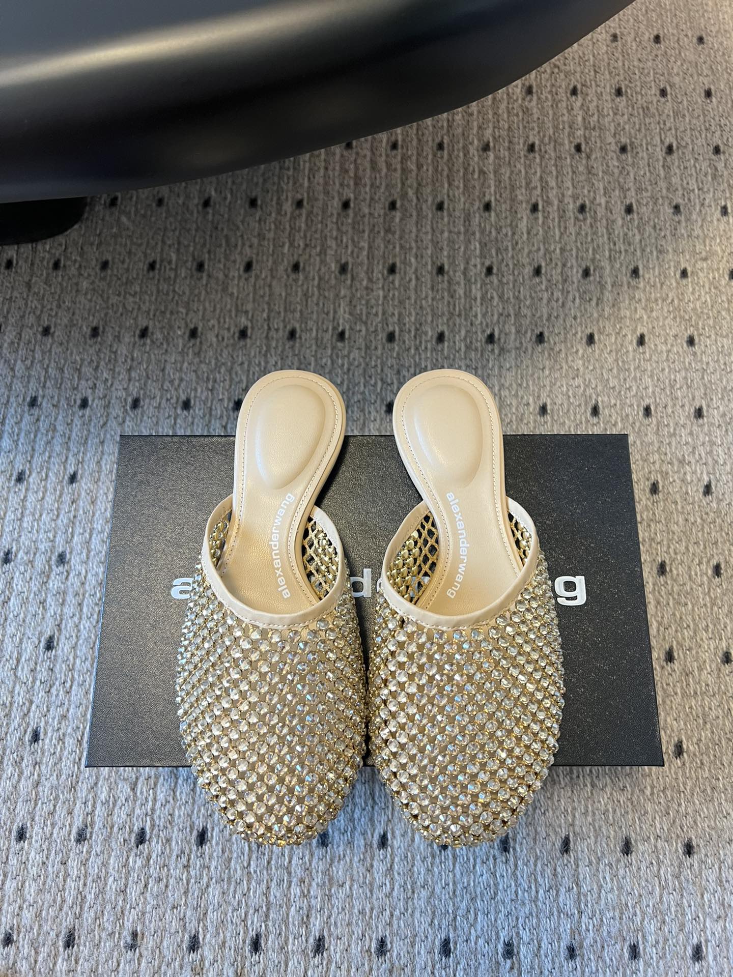 NO:227306,Purchase grade Alexande* Wang 25ss rivets/diamond mesh bag-toe slippers Personalized lady style Super textured Love this model is simple and fashionable and comfortable to wear. An indispensable model in summer presents a brand new iconic outline. This shoe is made of soft leather, hollow heel with hardware logo, upper cowhide/original mold opening button nails, inner sheepskin sole Italian leather outsole Size#35-39 (customized for 40), semi-torque, alexander wang, slippers, cowhide, sheepskin, Leather soles19860909代购级 Alexande* Wang 大王 25ss 铆钉/钻面网包头拖鞋 个性御姐风 超有质感 爱了爱了 该款设计简约上脚时尚舒服 夏季不可缺少的一款大王呈现焕然一新的标志性轮廓. 这款鞋履由柔软皮制成镂空鞋跟搭配五金件徽标 鞋面牛皮/原版开模钮钉 内里羊皮里鞋底意大利真皮大底 Size#35-39(40定做),半拖,alexander wang,slippers,cowhide,sheepskin,Leather soles,Women's Shoes