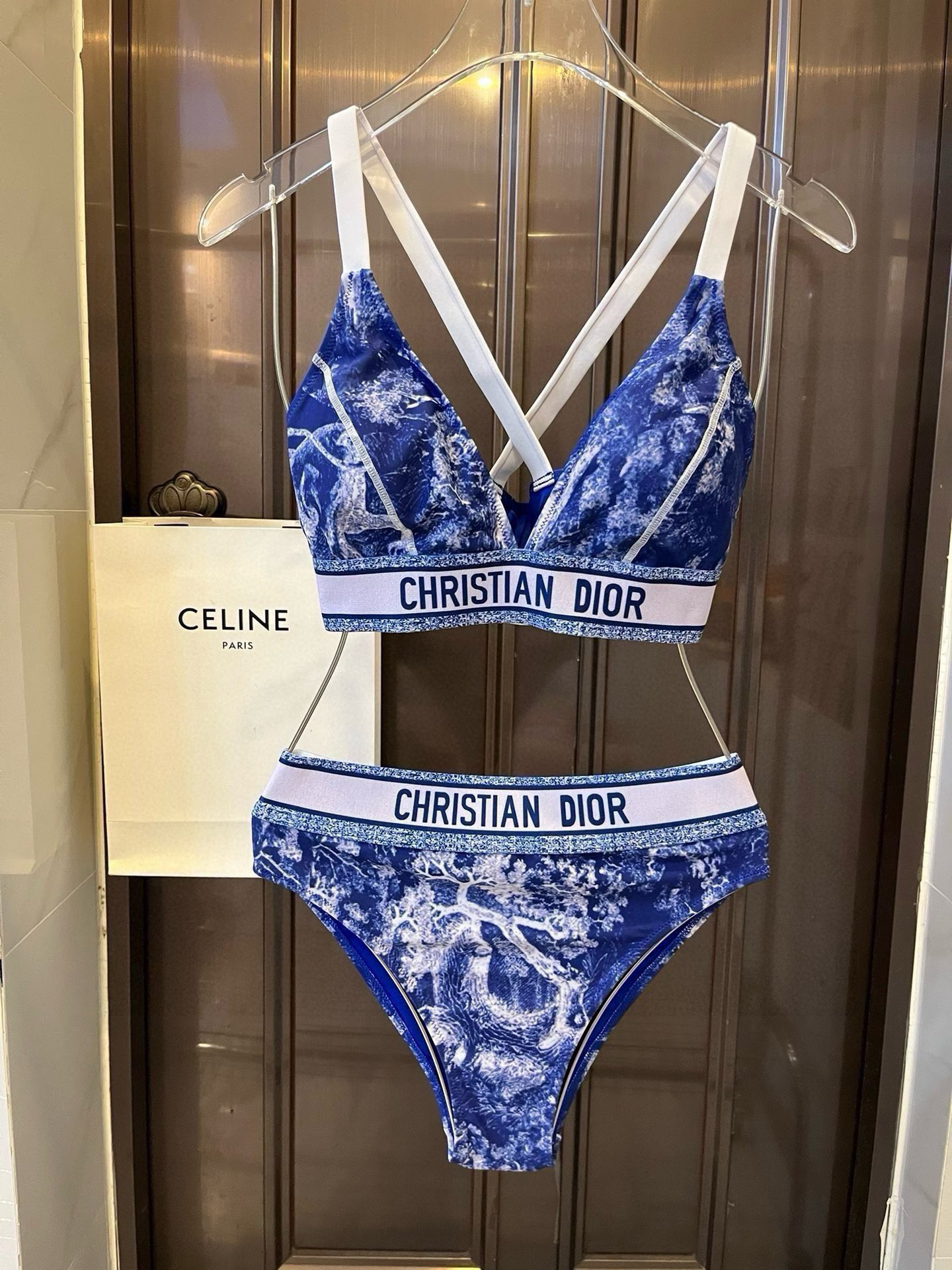 NO:304091,Dior's new split swimsuit is suitable for swimsuits in various scenarios ♀Seaside, swimming pool, hot spring, water park, rafting can be worn inside, and the one-piece design covers the flesh and looks tall. The abdomen is a little fleshy, and it does not affect our beauty. The fabric is breathable and comfortable. The quick-drying elastic swimsuit is easier to clean. S M L Xl swimsuits, swimsuits, bikinis, dior, dior, swimsuits, bikinis19860909Dior 迪奥新款分体泳衣适合多种场景的游泳衣♀海边 游泳池 温泉 水上乐园 漂流都可以内搭也完全可以 连体设计遮肉显高挑 腹部有点肉肉也不影响咱美美的 面料透气舒适.速干弹性的游泳衣更加帖肤易清洗 码数S M L Xl泳衣泳裤比基尼,泳衣，泳裤，比基尼,dior,dior,swimsuits,bikinis,accessory