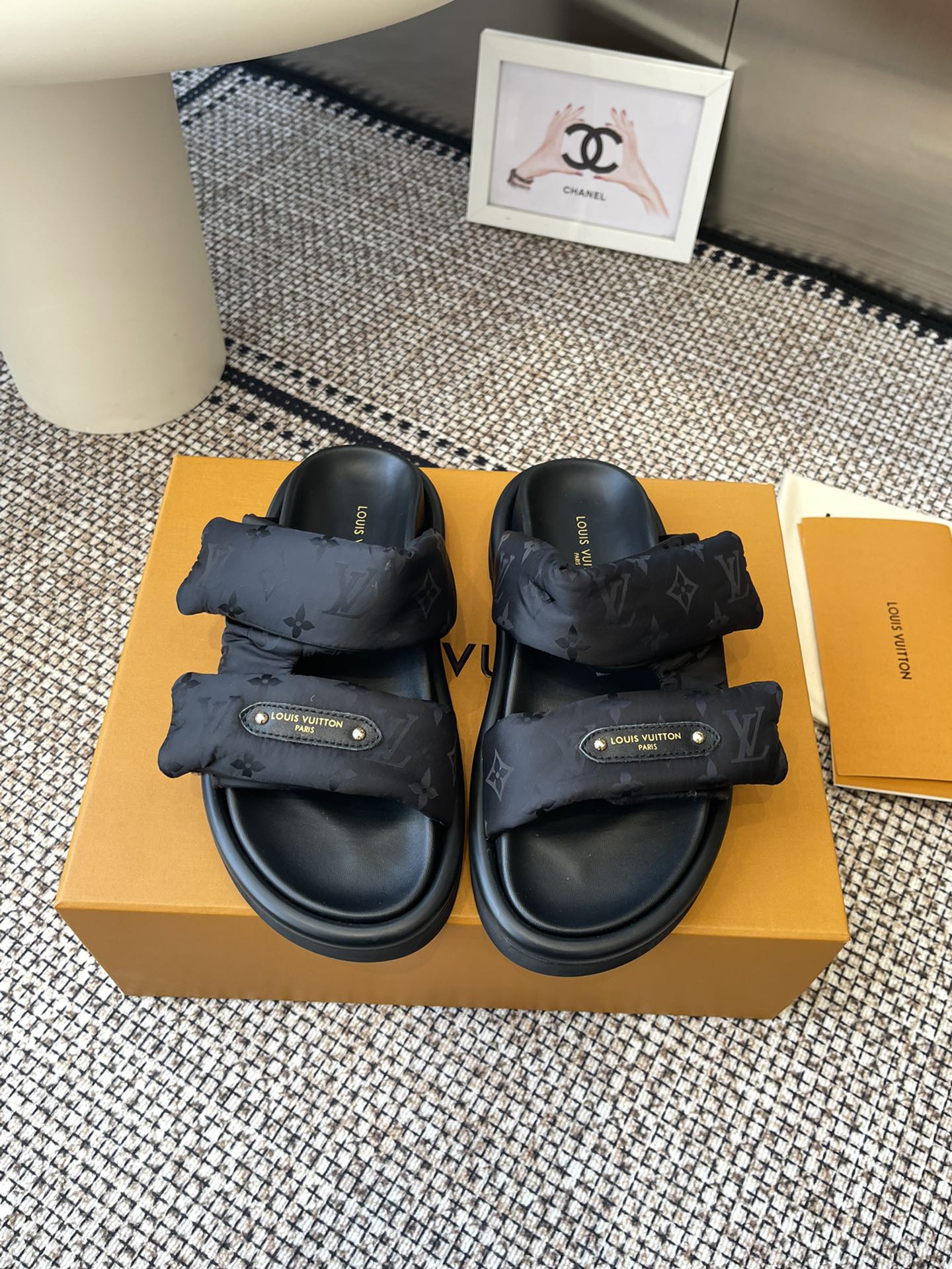 NO:233032,LV 2025 hit embossed logo embossed sandals Pool Pillow Comfort Flat sandals material technology fabric reinterpreted with high frequency imprinting technology Monogram pattern Soft padded upper with adjustable Velcro Comfort Comfort Insole Adds harmonious color Fabric Original customized technology fabric Inner Soft sheepskin Sole Original open mold rubber foam sole Size: 35-45, slippers, louis vuitton, slippers, sheepskin19860909LV 2025爆款 浮雕logo 压花 凉拖鞋 Pool Pillow Comfort 平底凉拖取材科技织物 以高频压印技术重绎 Monogram 图案 柔软加垫鞋面搭配可调节魔术贴 舒适韧性鞋垫再添和谐色彩 面料 原版定制科技织物 内里 柔软羊皮里 鞋底 原版开模橡胶发泡大底 码数: 35-45,拖鞋,louis vuitton,slippers,sheepskin,Women's Shoes