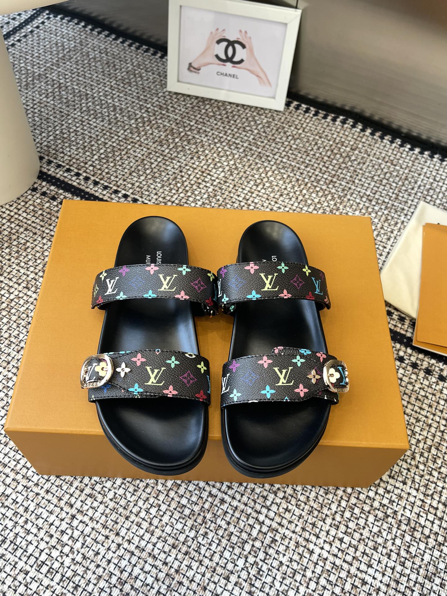 NO:233040,LV spring and summer new slippers with adjustable elastic design, full of beach style, original molded LV metal logo decorative upper cowhide, custom imported jacquard fabric/original presbyterian leather, water-dyed sheepskin inner three-layer combination sole (water table   wear-resistant velvet   rubber sole) Size 35-46 (customized for men 45 46), slippers, louis vuitton, slippers, cowhide, sheepskin19860909LV春夏新款拖鞋皮带扣子可调松紧的设计 满满的沙滩风情 原版开模LV金属logo装饰鞋面牛皮 定制进口提花布料/原版老花皮料 水染羊皮内里三层组合大底 (水台 耐磨绒 橡胶底) 码数35-46（男45 46定做）,拖鞋,louis vuitton,slippers,cowhide,sheepskin,Women's Shoes