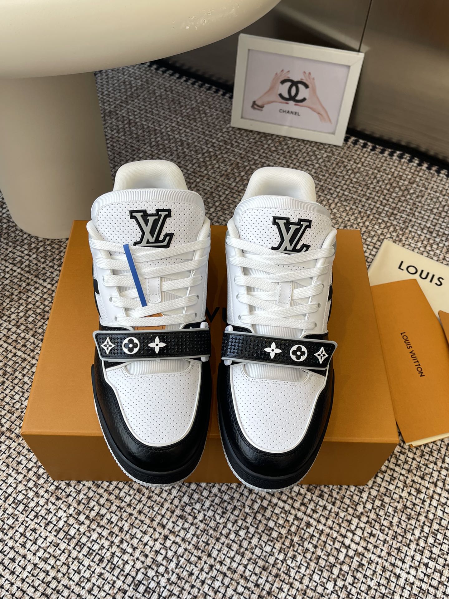 NO:233046,Men's latest LV Trainer series latest sneakers. The whole pair of shoes is purchased and developed by Zp, all customized materials, exclusive mold opening sole, all details are shipped together, and even the packaging is the same as the genuine one. Size: 39-45, casual shoes/sports shoes, louis vuitton, sneakers19860909男款 2025最新款LV Trainer 系列最新运动鞋 整双鞋子采购Zp开发打造,全部定制材料,独家开模大底,细节全部对版出货,连包装也做到跟正品一样.码数:39-45,休闲鞋/运动鞋,louis vuitton,sneakers,Women's Shoes