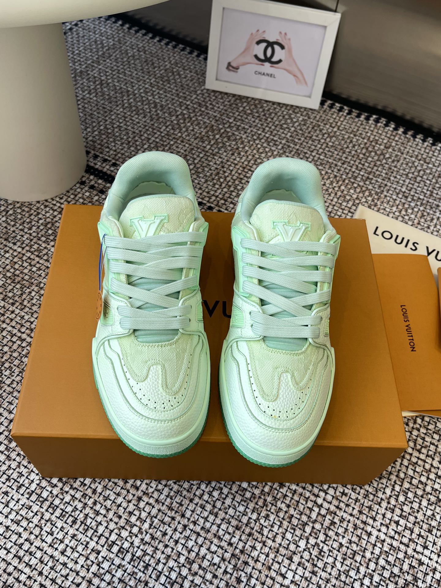 NO:233049,Men's latest LV Trainer series latest sneakers. The whole pair of shoes is purchased and developed by Zp, all customized materials, exclusive mold opening sole, all details are shipped together, and even the packaging is the same as the genuine one. Size: 39-45, casual shoes/sports shoes, louis vuitton, sneakers19860909男款 2025最新款LV Trainer 系列最新运动鞋 整双鞋子采购Zp开发打造,全部定制材料,独家开模大底,细节全部对版出货,连包装也做到跟正品一样.码数:39-45,休闲鞋/运动鞋,louis vuitton,sneakers,Women's Shoes