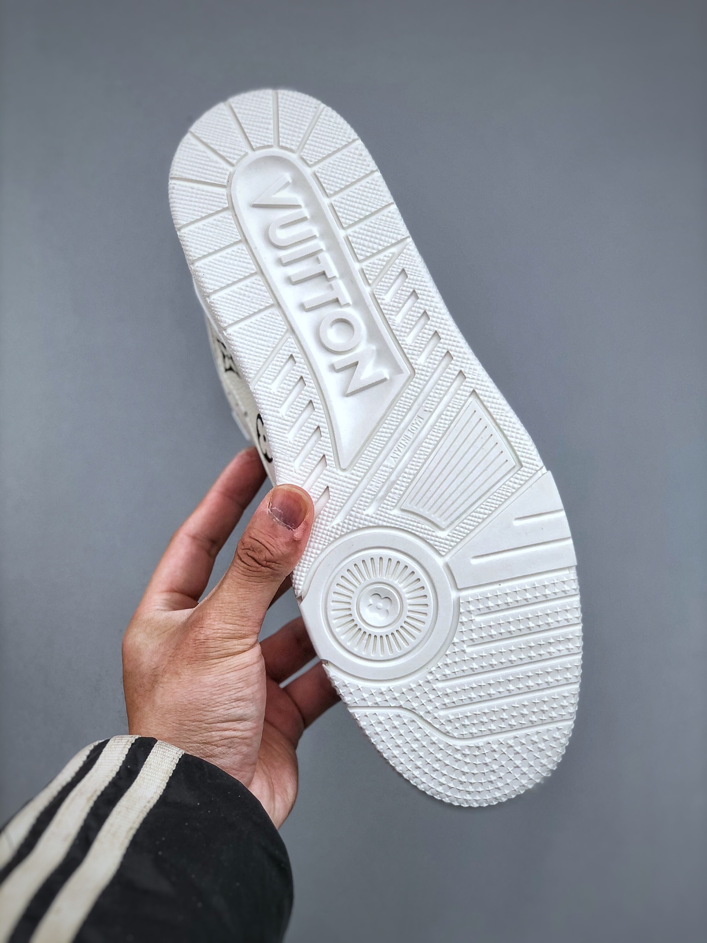 Louis Vuitton Trainer 2.0 White Monogram Leather Low-Top Sneakers 9 i1742593231 5601 7