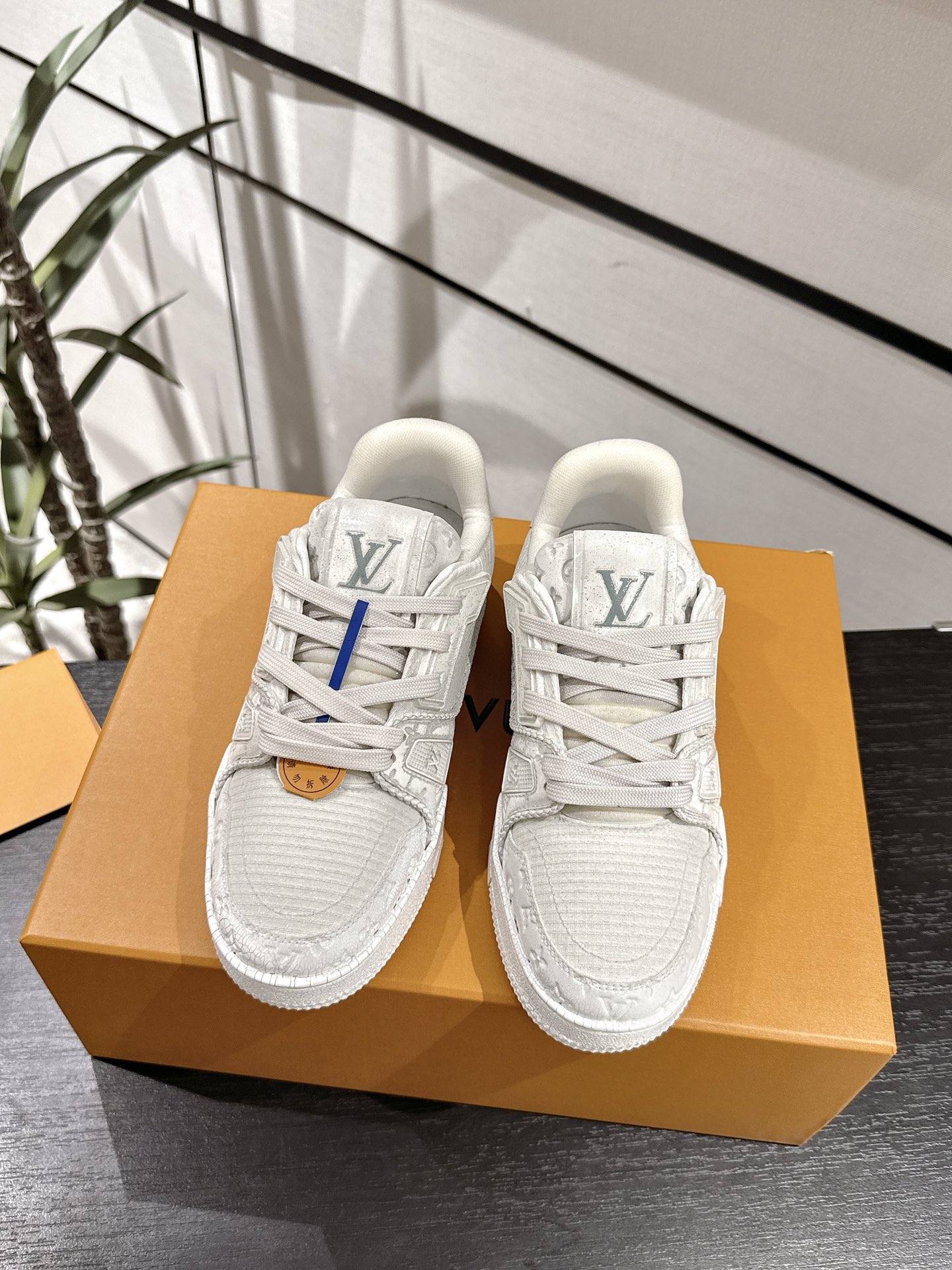 NO:402270,Men's latest LV Trainer series latest sneakers. The whole pair of shoes is purchased and developed by Zp, all customized materials, exclusive mold opening sole, all details are shipped together, and even the packaging is the same as the genuine one. Size: 39-45, casual shoes/sports shoes, louis vuitton, sneakers19860909男款 2025最新款LV Trainer 系列最新运动鞋 整双鞋子采购Zp开发打造,全部定制材料,独家开模大底,细节全部对版出货,连包装也做到跟正品一样.码数:39-45,休闲鞋/运动鞋,louis vuitton,sneakers,Women's Shoes