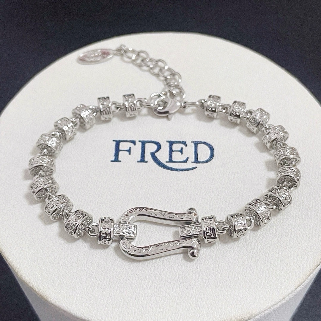 NO:112619,Ferred horseshoe buckle bracelet, seiko micro-insert, high-end customization, counter material, thickened electroplating technology, logo, simple and high-end feel, full of temperament, can be worn with many bracelets and bracelets in daily life., jewelry boutique, bracelet, bracelet19860909批  费雷德马蹄扣手链,精工微镶,高端定制,专柜材质,加厚电镀工艺,带logo,简约又有高级感,气质拉满,日常可以和很多手链手镯叠戴.,饰品精品,bracelet,bracelet,Jewelry
