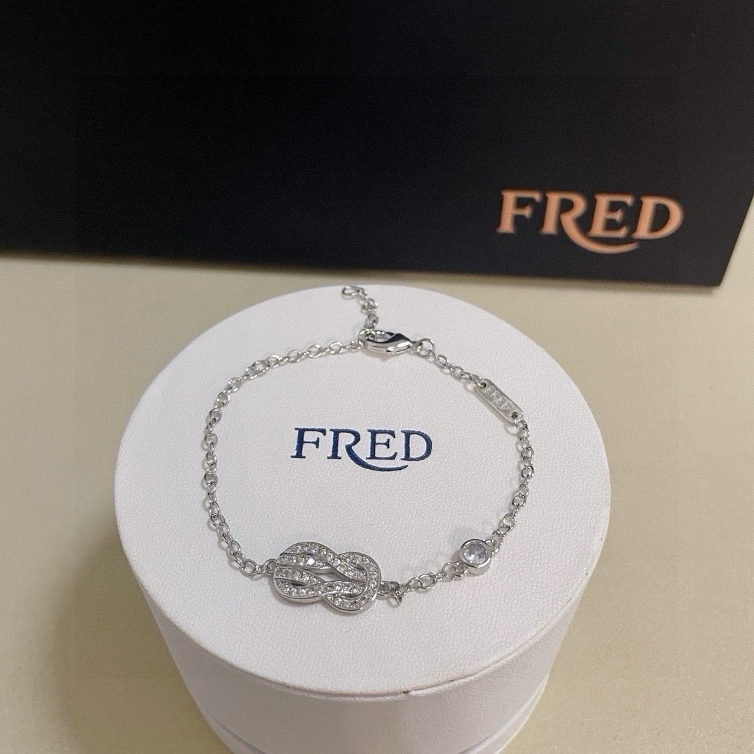 NO:108253,Batch Fered 8-character buckle bracelet, seiko micro-insert, high-end customization, counter material, thickened electroplating technology, logo, simple and high-end feel, full of temperament, can be worn with many bracelets and bracelets in daily life., jewelry boutique, bracelet, bracelet19860909批  费雷德8字扣手链,精工微镶,高端定制,专柜材质,加厚电镀工艺,带logo,简约又有高级感,气质拉满,日常可以和很多手链手镯叠戴.,饰品精品,bracelet,bracelet,Jewelry