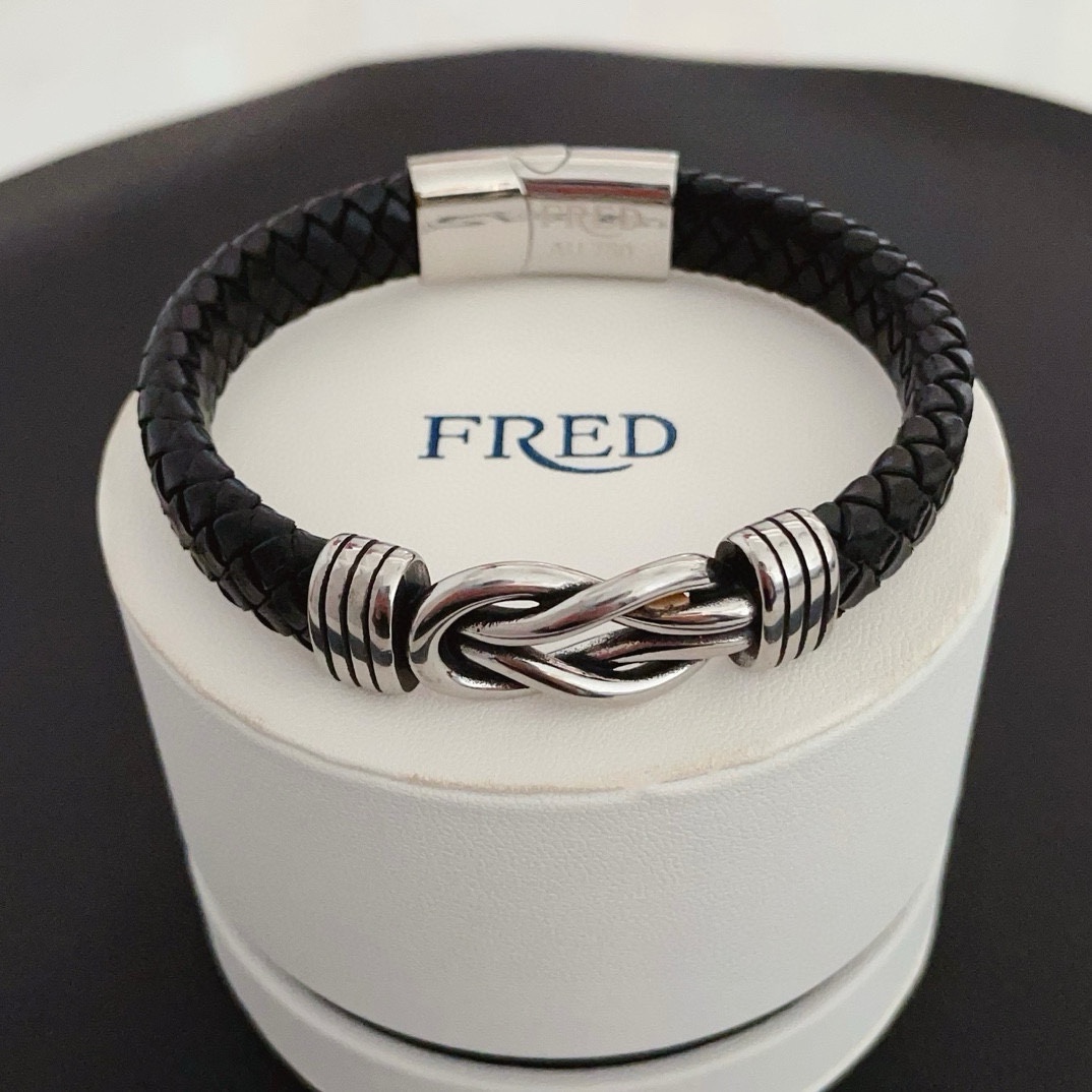 NO:112156,Purchase Fered # Black leather rope bracelet bracelet classic horseshoe buckle logo is made of genuine leather hand-woven and metal lock buckle, which is more textured and shows fashion taste. It can be held whether it is daily commuting and casual or business formal wear!  Logo engraving!  Magnetic buckle design makes wearing more convenient!  , jewelry quality19860909批 费雷德# 黑色皮绳手绳手环 经典马蹄扣标志 采用真皮手工编织和金属锁扣的搭配,更有质感,彰显时尚品味,无论日常通勤休闲或商务正装都可以hold得住！logo刻印！ 磁扣设计,让佩戴更方便！,饰品精品,Jewelry