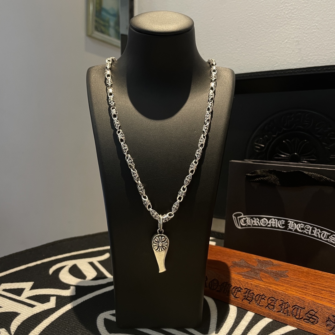 NO:108263,New [Counter Quality] Chrome Hearts Croxin classic letter necklace, sword pendant, different pattern design styles with concave and convex shapes, presenting uniqueness, Cross Scout flowers are Croxin's ambition, so they last longer. Genuine version of Chrome Hearts Croxin, differentiated from the market, benchmarked on the quality of the version, looking at the details of the letter printing, retro, old gray oxygen level. Seiko version!  !  !  Pure handmade ~ Authentic model opening must-have fashion and fashion, both men and women can wear it, same style for couples, original official website, rock punk style silver style, retro elements, trendy and versatile!  , jewelry boutique, chrome hearts, chrome hearts, necklace19860909新款【专柜品质】Chrome Hearts克罗心经典字母项链,宝剑吊坠 凹凸造型不同的花纹设计风格 呈现出与众不同 十字架 童军花是克罗心的志 所以更经久不衰 正品打版Chrome Hearts克罗心 区别市场普通轻版 对版对标品质 看字印细节 复古做旧灰氧程度.精工版本！！！ 纯手工打造 ～正品开模潮流时尚必备 男女均可佩戴 情侣同款 官网原版 摇滚朋克泰银风格 复古元素 潮流百搭！,饰品精品,chrome hearts,chrome hearts,necklace,Jewelry
