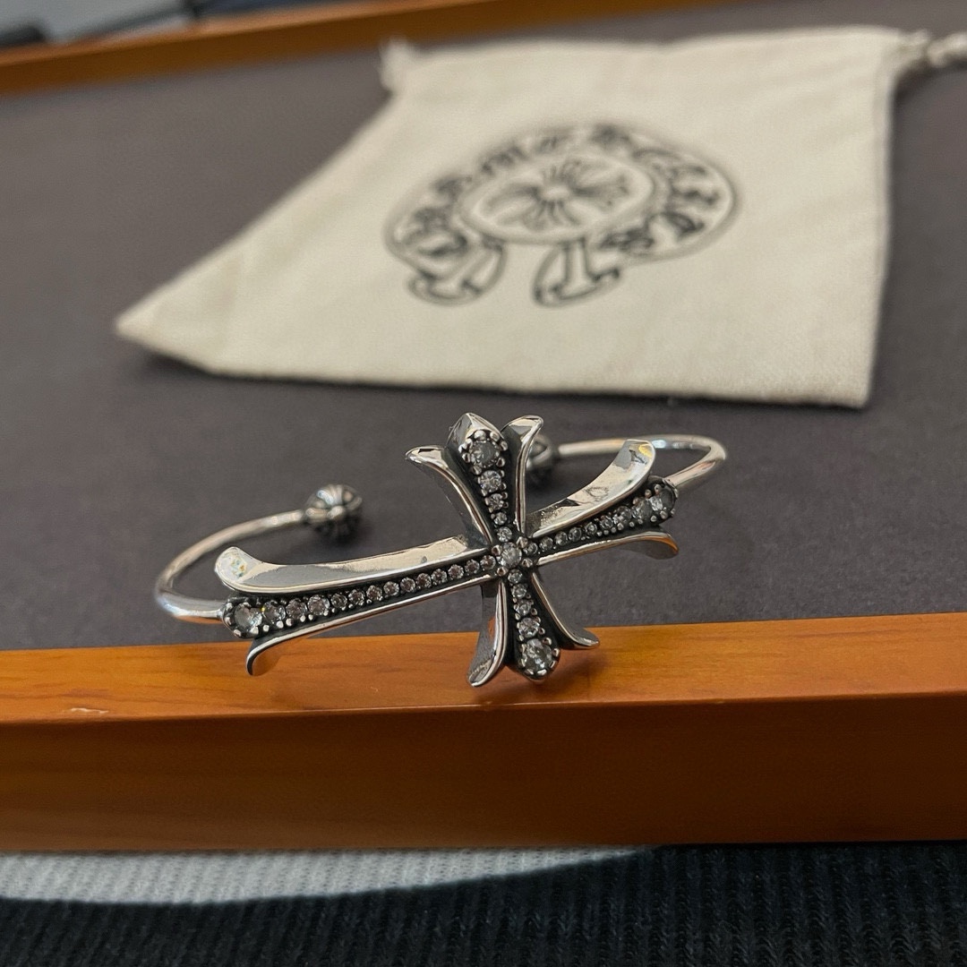 NO:108272,Counter quality Chrome Hearts Croxin Classic retro cross full diamond bracelet with different concave and concave and convex shapes present a unique style Cross Scout flowers are Croxin's ambitions, so they last longer. Genuine version Chrome Hearts Croxin necklaces are the ordinary light version of the market. The quality is benchmarked against the quality of the printed details. The degree of retro old gray oxygen. Seiko version!  !  !  Pure handmade ~ Authentic model opening must-have fashion and fashion, both men and women can wear it, same style for couples, original official website, rock punk style silver style, retro elements, trendy and versatile!  , jewelry boutique, chrome hearts, chrome hearts, necklace, bracelet19860909专柜品质Chrome Hearts克罗心 经典复古十字架满钻手镯 凹凸造型不同的花纹设计风格 呈现出与众不同 十字架 童军花是克罗心的志 所以更经久不衰 正品打版Chrome Hearts克罗心项链区别市场普通轻版 对版对标品质 看字印细节 复古做旧灰氧程度.精工版本！！！ 纯手工打造 ～正品开模潮流时尚必备 男女均可佩戴 情侣同款 官网原版 摇滚朋克泰银风格 复古元素 潮流百搭！,饰品精品,chrome hearts,chrome hearts,necklace,bracelet,Jewelry