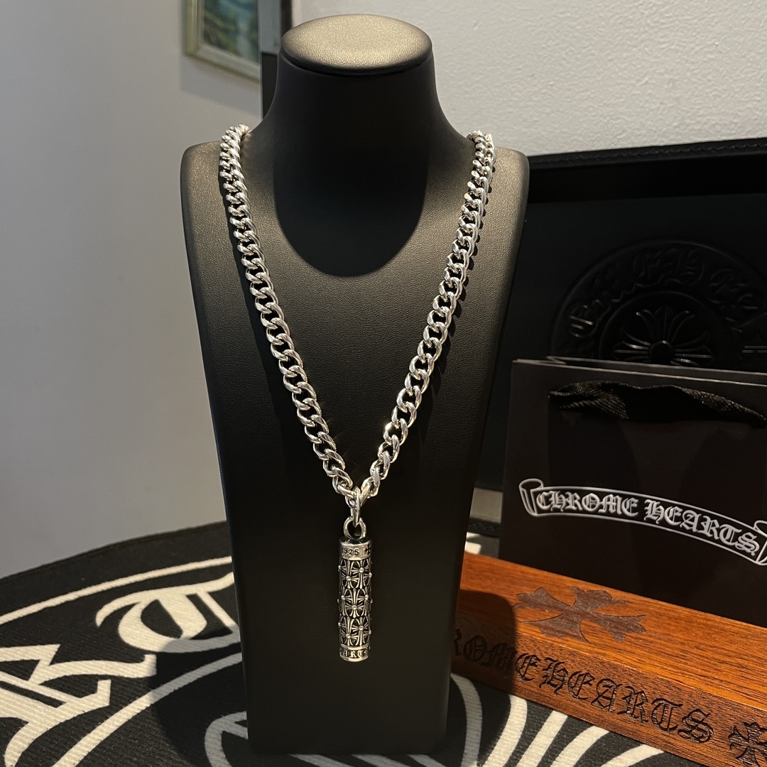 NO:108275,New [Counter Quality] Chrome Hearts Crosy classic Cuban necklace, cross cylindrical pendant, different pattern design styles with concave and convex shapes, presenting uniqueness. Cross Scout flowers are Crosin's ambition, so they last longer. Genuine version of Chrome Hearts Crosin, differentiated from the market, benchmarked on the quality of the version, looking at the details of the letter printing, retro, old gray oxygen level. Seiko version!  !  !  Pure handmade ~ Authentic model opening must-have fashion and fashion, both men and women can wear it, same style for couples, original official website, rock punk style silver style, retro elements, trendy and versatile!  , jewelry boutique, chrome hearts, chrome hearts, necklace19860909新款【专柜品质】Chrome Hearts克罗心粗条经典古巴项链,十字架圆柱吊坠 凹凸造型不同的花纹设计风格 呈现出与众不同 十字架 童军花是克罗心的志 所以更经久不衰 正品打版Chrome Hearts克罗心 区别市场普通轻版 对版对标品质 看字印细节 复古做旧灰氧程度.精工版本！！！ 纯手工打造 ～正品开模潮流时尚必备 男女均可佩戴 情侣同款 官网原版 摇滚朋克泰银风格 复古元素 潮流百搭！,饰品精品,chrome hearts,chrome hearts,necklace,Jewelry