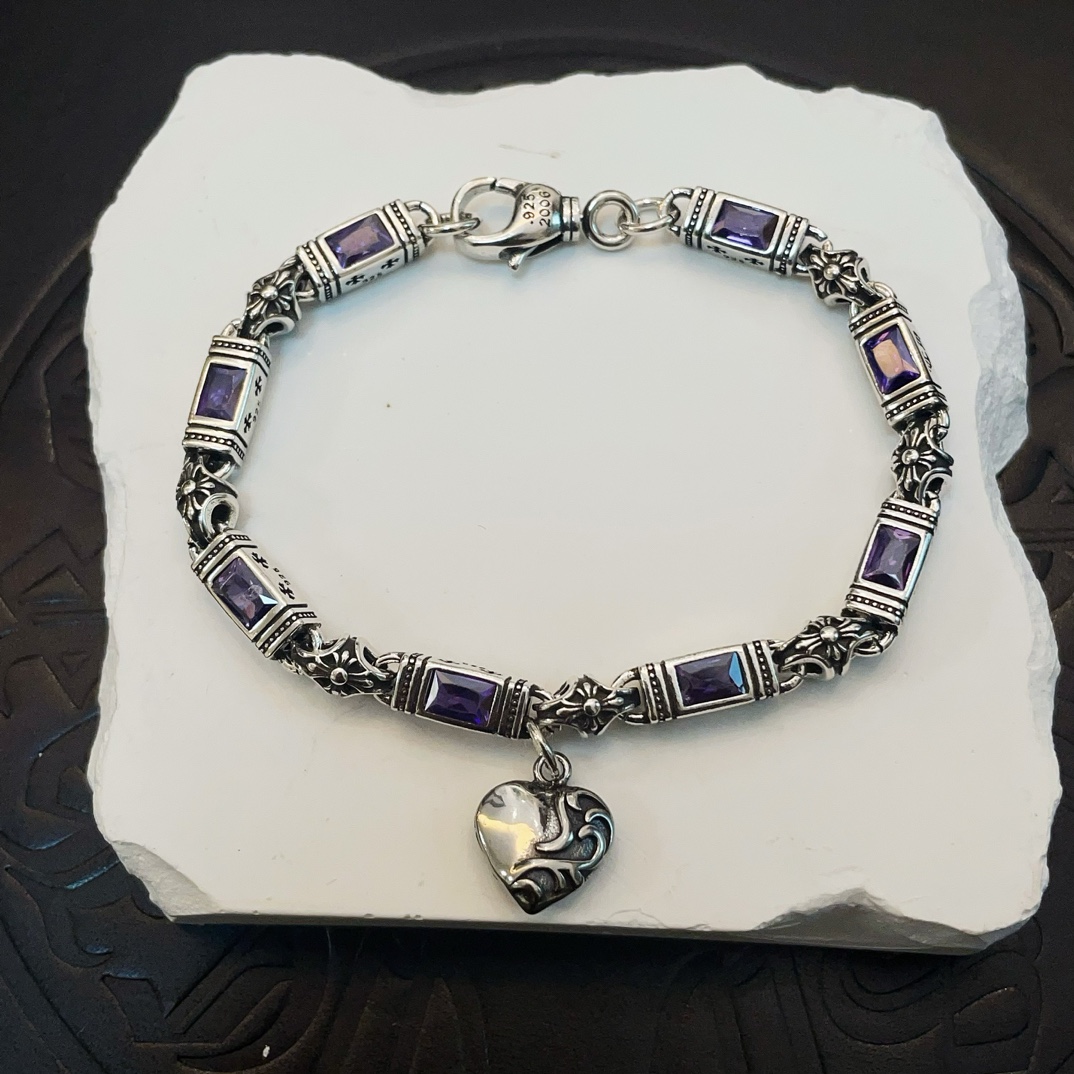 NO:108278,New [Counter Quality] Chrome Hearts Croxin inlaid purple diamond cross bracelet, original image has different concave and convex shapes, presenting unique styles. Cross Scout flowers are Croxin's ambitions, so they last longer. Genuine version of Chrome Hearts Croxin, different from the market, match the quality, look at the details of the letter printing, retro, old gray oxygen level. Seiko version!  !  !  Pure handmade ~ Authentic model opening must-have fashion and fashion, both men and women can wear it, same style for couples, original official website, rock punk style silver style, retro elements, trendy and versatile!  , jewelry boutique, chrome hearts, chrome hearts, bracelet19860909新款【专柜品质】Chrome Hearts克罗心镶紫钻十字架手链,原图凹凸造型不同的花纹设计风格 呈现出与众不同 十字架 童军花是克罗心的志 所以更经久不衰 正品打版Chrome Hearts克罗心 区别市场普通轻版 对版对标品质 看字印细节 复古做旧灰氧程度.精工版本！！！ 纯手工打造 ～正品开模潮流时尚必备 男女均可佩戴 情侣同款 官网原版 摇滚朋克泰银风格 复古元素 潮流百搭！,饰品精品,chrome hearts,chrome hearts,bracelet,Jewelry