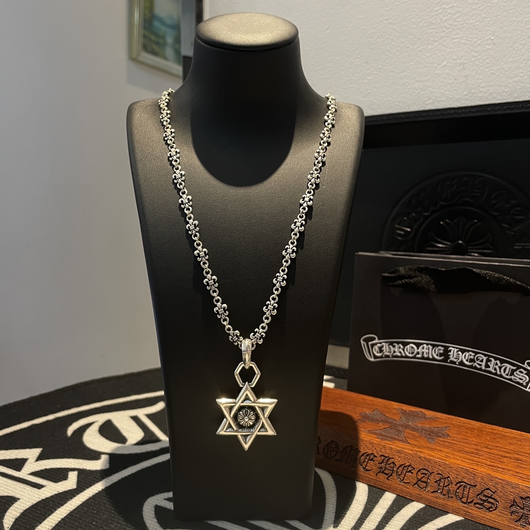 NO:112165,New [Counter Quality] Chrome Hearts Croxin Scout Flower Necklace, Hexagram Pendant, Different Concave and Convex Scout Flowers present unique styles Cross Scout Flowers are Croxin's ambitions, so they last longer. Genuine version of Chrome Hearts Croxin, differentiated from the market, benchmarked on the quality of the version, looking at the details of the letter printing, retro, old gray oxygen level. Seiko version!  !  !  Pure handmade ~ Authentic model opening must-have fashion and fashion, both men and women can wear it, same style for couples, original official website, rock punk style silver style, retro elements, trendy and versatile!  , jewelry boutique, chrome hearts, chrome hearts, necklace19860909新款【专柜品质】Chrome Hearts克罗心童军花项链,六芒星吊坠 凹凸造型不同的花纹设计风格 呈现出与众不同 十字架 童军花是克罗心的志 所以更经久不衰 正品打版Chrome Hearts克罗心 区别市场普通轻版 对版对标品质 看字印细节 复古做旧灰氧程度.精工版本！！！ 纯手工打造 ～正品开模潮流时尚必备 男女均可佩戴 情侣同款 官网原版 摇滚朋克泰银风格 复古元素 潮流百搭！,饰品精品,chrome hearts,chrome hearts,necklace,Jewelry