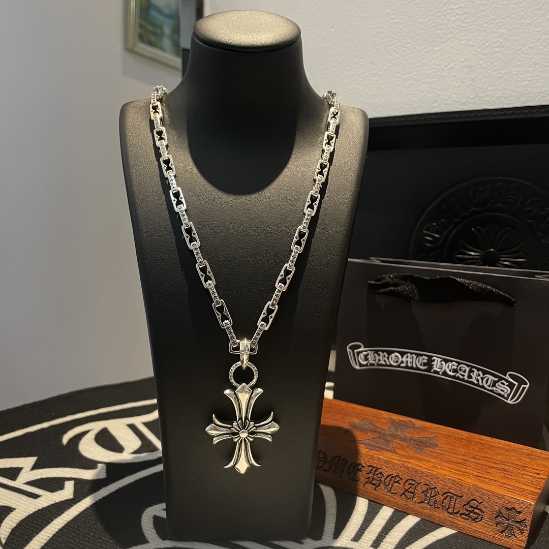 NO:108174,New [Counter Quality] Chrome Hearts Croxin logo interlocking necklace, cross pendant, different pattern design styles with concave and convex shapes, presenting uniqueness. Cross Scout flowers are Croxin's ambitions, so they last longer. Genuine version of Chrome Hearts Croxin, differentiated from the market, benchmarked on the quality of the version, looking at the details of the letter printing, retro, old gray oxygen level. Seiko version!  !  !  Pure handmade ~ Authentic model opening must-have fashion and fashion, both men and women can wear it, same style for couples, original official website, rock punk style silver style, retro elements, trendy and versatile!  , jewelry boutique, chrome hearts, chrome hearts, necklace19860909新款【专柜品质】Chrome Hearts克罗心标志互扣项链,十字架吊坠 凹凸造型不同的花纹设计风格 呈现出与众不同 十字架 童军花是克罗心的志 所以更经久不衰 正品打版Chrome Hearts克罗心 区别市场普通轻版 对版对标品质 看字印细节 复古做旧灰氧程度.精工版本！！！ 纯手工打造 ～正品开模潮流时尚必备 男女均可佩戴 情侣同款 官网原版 摇滚朋克泰银风格 复古元素 潮流百搭！,饰品精品,chrome hearts,chrome hearts,necklace,Jewelry