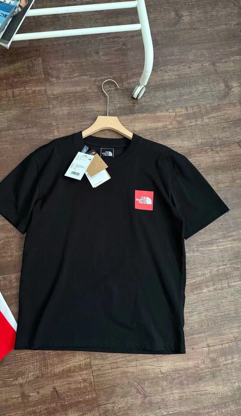 💰80
北面25蛇年系列重磅纯棉印花短袖T恤
货号8CFU 线上300+
260克重磅索罗娜精梳棉材质,柔软挺括!亲肤透气!胸前小方块字母印花!后背大幅蛇年仿古文字图案印花,蛇年限定!超火!
廓形剪裁,通勤百搭!情侣款yyds
颜色:黑色 白色
M: 胸围100肩宽45 衣长66 适合100-120斤
L: 胸围104肩宽47 衣长68 适合120-140斤
XL: 胸围108肩宽49 衣长70 适合140-160斤
XXL: 胸围112肩宽51 衣长72 适合160-180斤