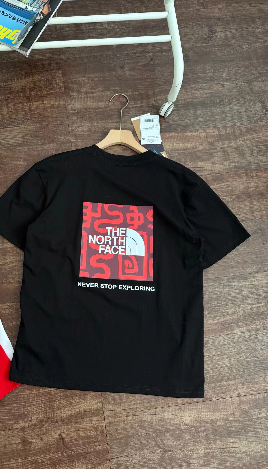 💰80
北面25蛇年系列重磅纯棉印花短袖T恤
货号8CFU 线上300+
260克重磅索罗娜精梳棉材质,柔软挺括!亲肤透气!胸前小方块字母印花!后背大幅蛇年仿古文字图案印花,蛇年限定!超火!
廓形剪裁,通勤百搭!情侣款yyds
颜色:黑色 白色
M: 胸围100肩宽45 衣长66 适合100-120斤
L: 胸围104肩宽47 衣长68 适合120-140斤
XL: 胸围108肩宽49 衣长70 适合140-160斤
XXL: 胸围112肩宽51 衣长72 适合160-180斤