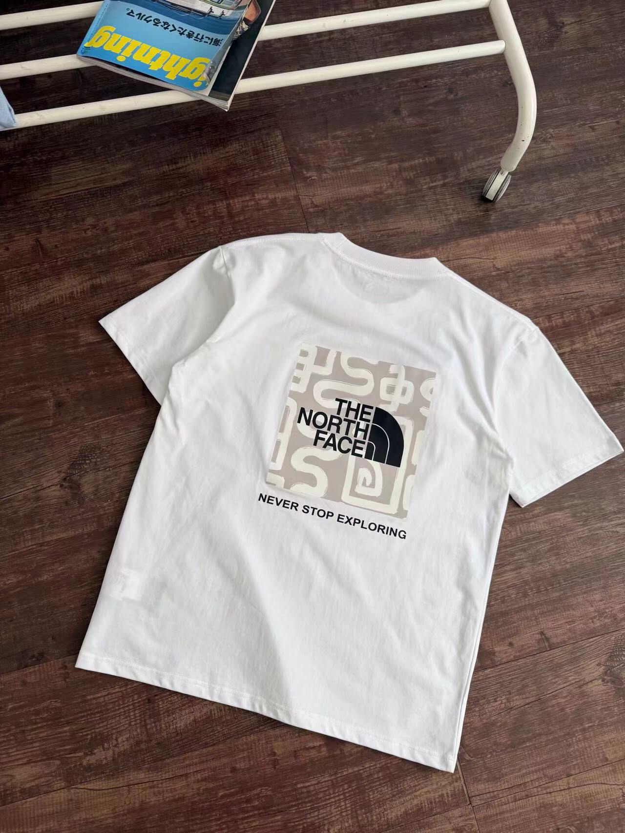 💰80
北面25蛇年系列重磅纯棉印花短袖T恤
货号8CFU 线上300+
260克重磅索罗娜精梳棉材质,柔软挺括!亲肤透气!胸前小方块字母印花!后背大幅蛇年仿古文字图案印花,蛇年限定!超火!
廓形剪裁,通勤百搭!情侣款yyds
颜色:黑色 白色
M: 胸围100肩宽45 衣长66 适合100-120斤
L: 胸围104肩宽47 衣长68 适合120-140斤
XL: 胸围108肩宽49 衣长70 适合140-160斤
XXL: 胸围112肩宽51 衣长72 适合160-180斤