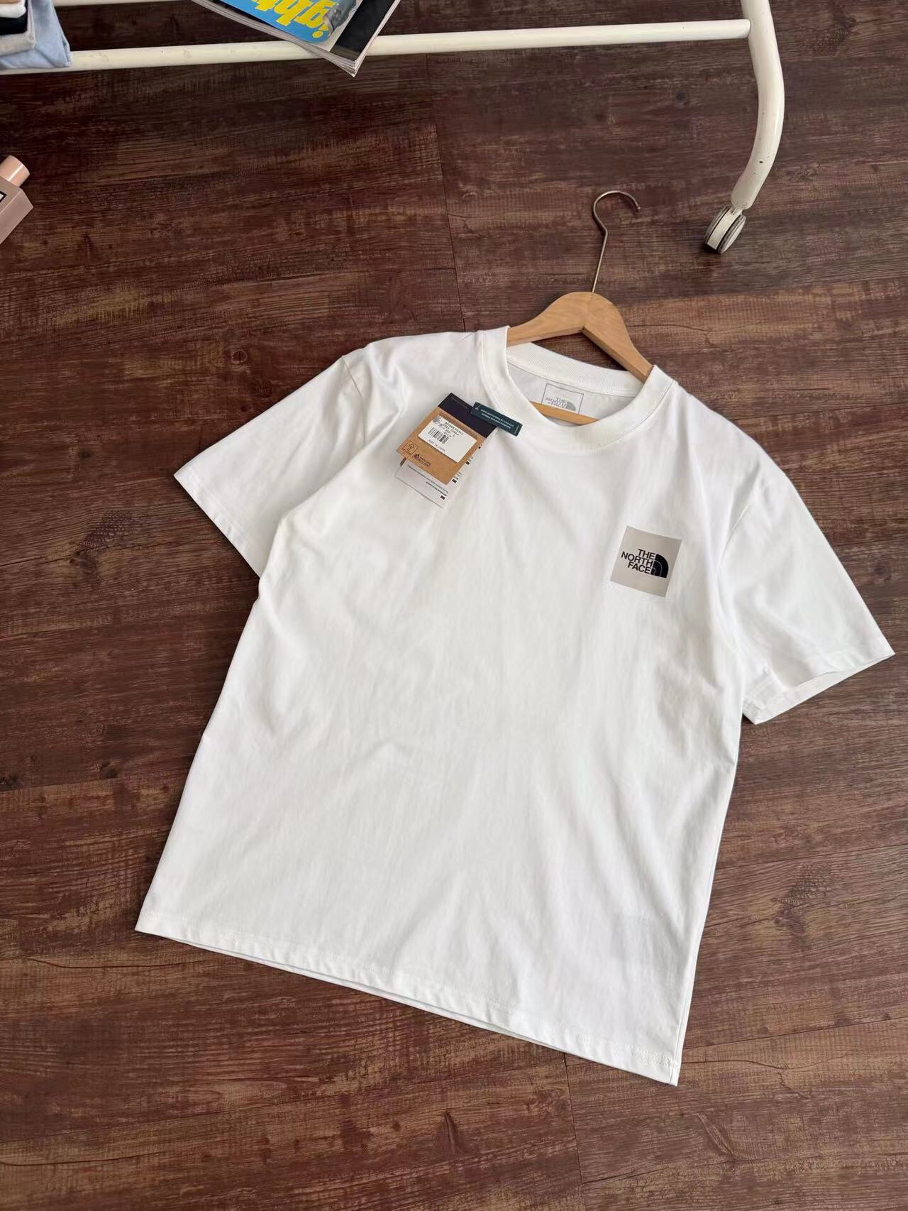 💰80
北面25蛇年系列重磅纯棉印花短袖T恤
货号8CFU 线上300+
260克重磅索罗娜精梳棉材质,柔软挺括!亲肤透气!胸前小方块字母印花!后背大幅蛇年仿古文字图案印花,蛇年限定!超火!
廓形剪裁,通勤百搭!情侣款yyds
颜色:黑色 白色
M: 胸围100肩宽45 衣长66 适合100-120斤
L: 胸围104肩宽47 衣长68 适合120-140斤
XL: 胸围108肩宽49 衣长70 适合140-160斤
XXL: 胸围112肩宽51 衣长72 适合160-180斤