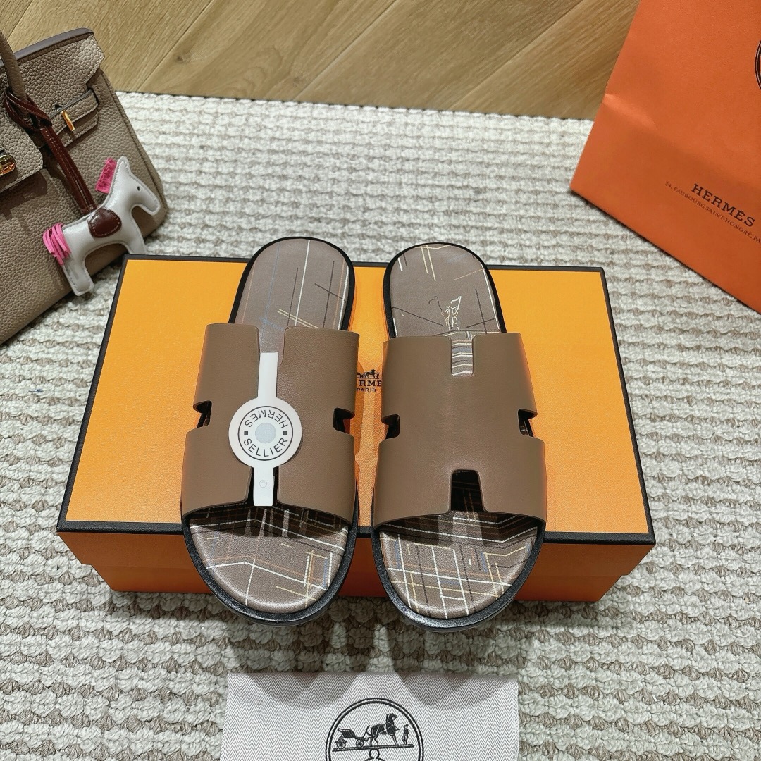 NO:240573,HERNES Hermes leather fabric, sheepskin, high-end H men's drag Italian wear-resistant leather sole, urgently needed for the market, handmade and fine. Original copy, code number 39-48, (38.39., 45, 46 customized, no return or replacement) full set of packaging leather sole, slippers, hermes, slippers, sheepskin, Leather soles19860909HERNES爱马仕真皮面料、羊皮里、高端H男拖意大利耐磨真皮大底、市场急需货源手工精细.原版复制、码数39-48,（38.39.、45、46订制不退不换）全套包装真皮大底,拖鞋,hermes,slippers,sheepskin,Leather soles,Women's Shoes