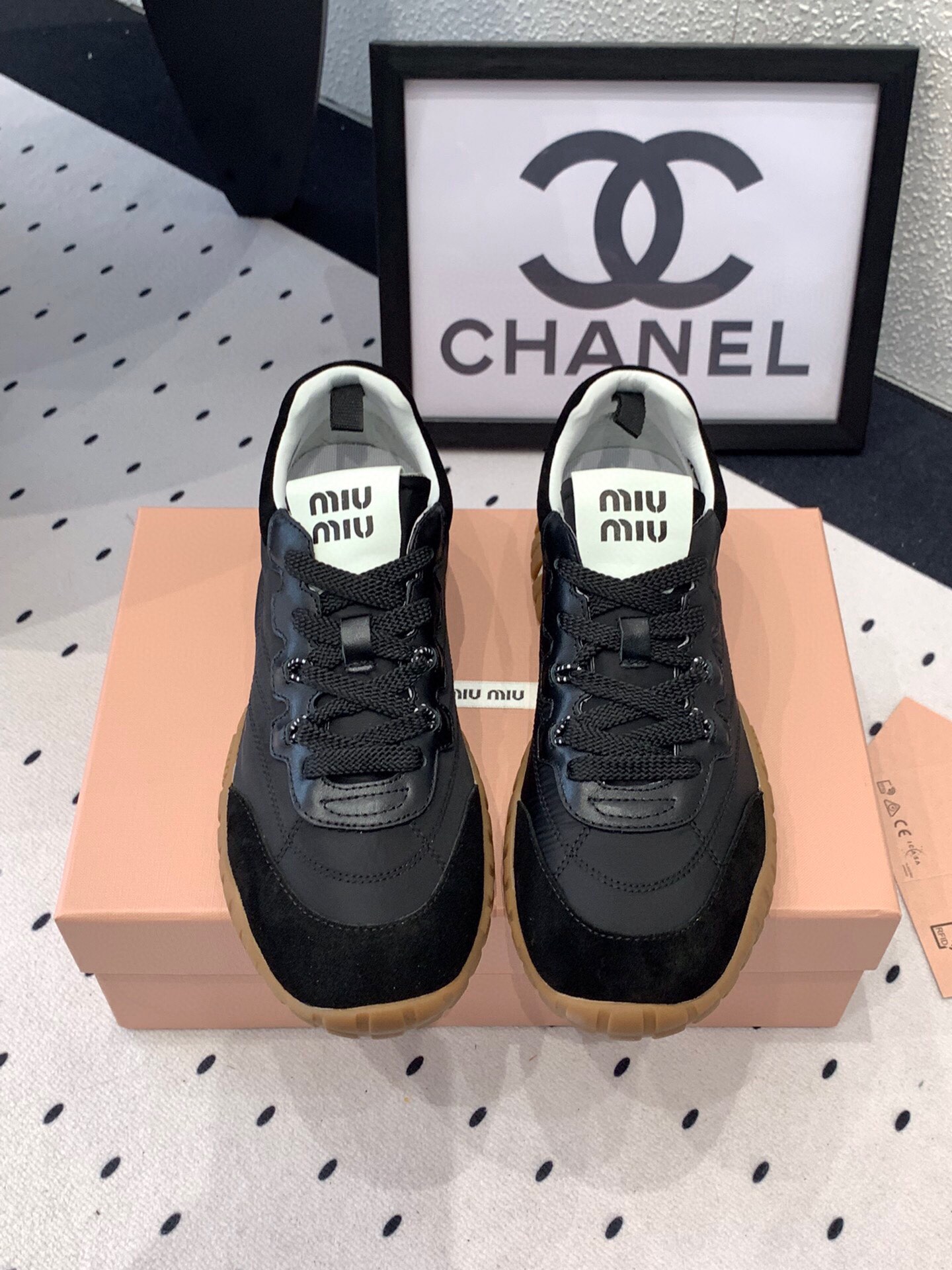 NO:255840,MiuMiu new tire sports shoes shipped with high version retro thick sole design elegant and elegant sports combination simple and fashionable style freely match imported silk spliced ​​cowhide original wear-resistant tire outsole Size: 35-40, casual shoes/sports shoes, miumiu, sneakers, cowhide19860909MiuMiu新款轮胎运动鞋高版本出货 复古厚底设计 优雅大方运动结合体 简约时尚风格随意搭配 进口丝绸拼接牛皮鞋面 原版耐磨轮胎大底 Size: 35-40,休闲鞋/运动鞋,miumiu,sneakers,cowhide,Women's Shoes