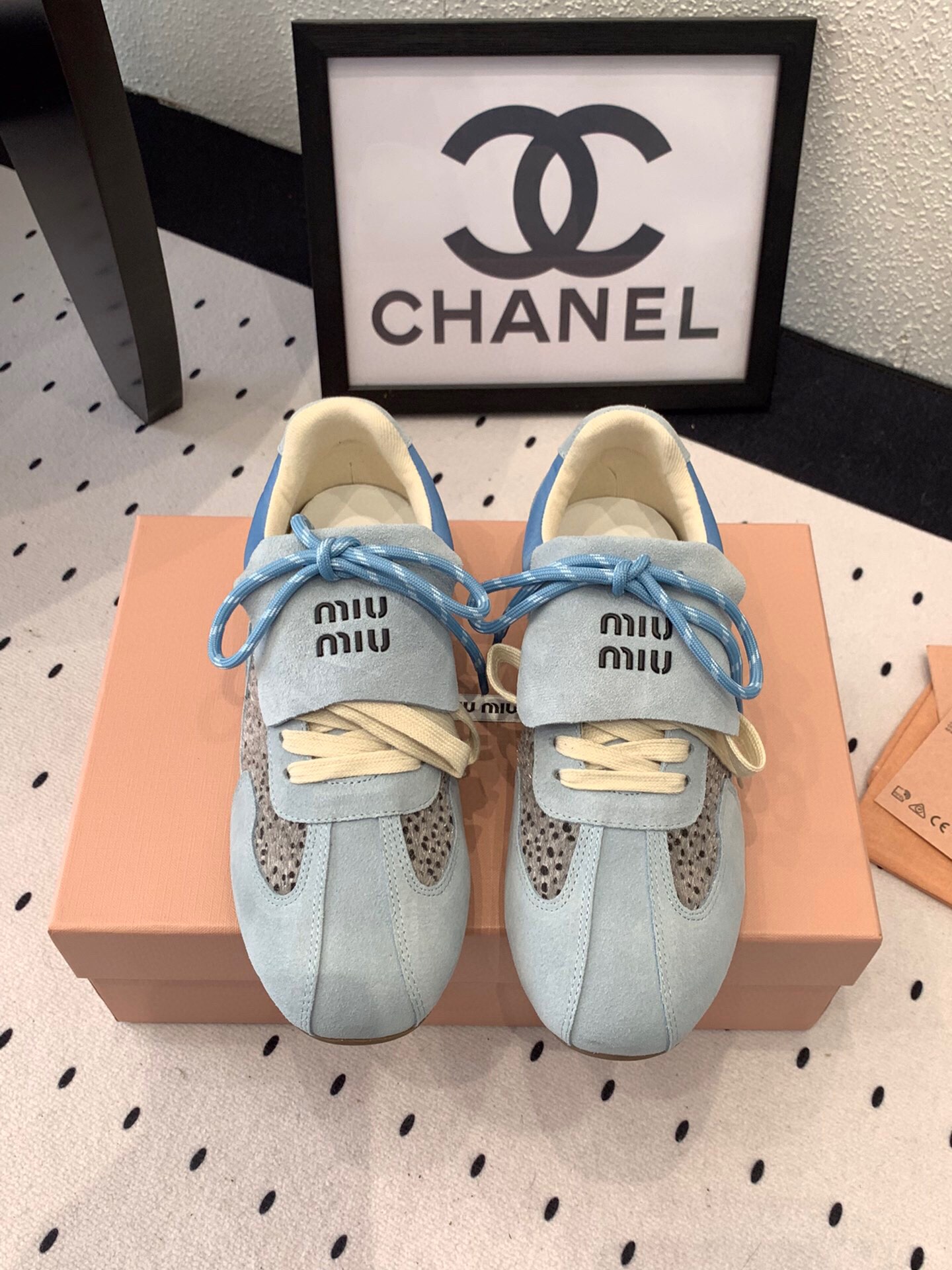NO:255845,MiuMiu's new early spring casual shoes I like this series very much. It is comfortable and lightweight to put on the feet. Fashionable girl design is casually matched. Imported deer leather horse hair upper. Original breathable cloth inner lining. Original wear-resistant rubber outsole. Size: 35-40. Casual shoes/sports shoes. Miumiu, sneakers.19860909MiuMiu新款早春休闲鞋 这款系列超喜欢了 上脚舒适轻便 时尚少女设计随便搭配 进口鹿皮马毛鞋面 原版透气布内里 原版耐磨橡胶大底 Size: 35-40,休闲鞋/运动鞋,miumiu,sneakers,Women's Shoes