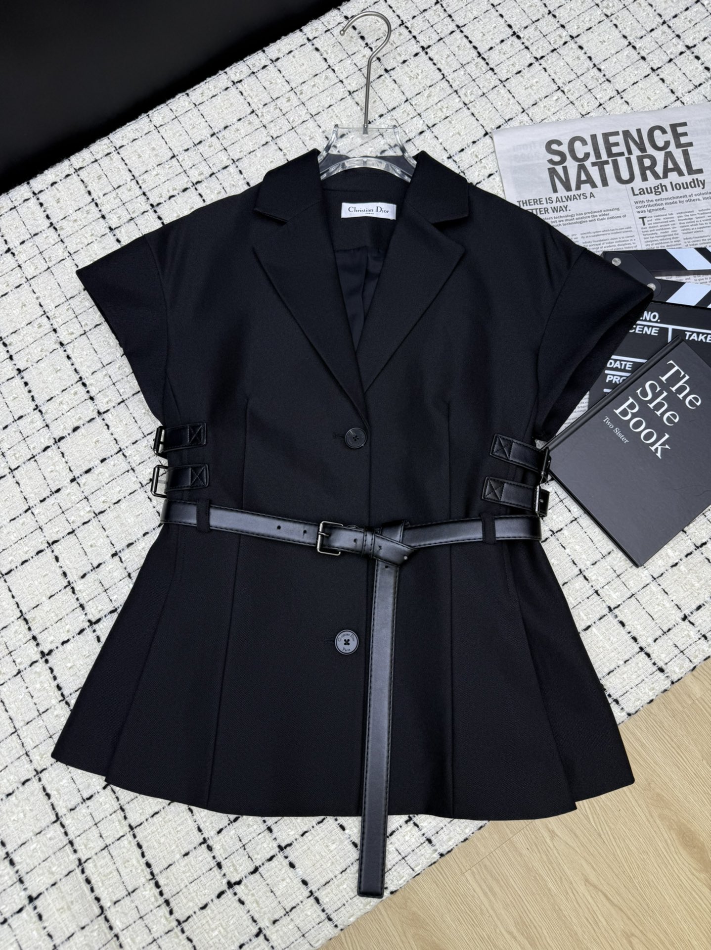 NO:331152,Dio*25 new style, elegant temperament, belt jackets on both sides, classic style, three-dimensional 3D tailoring, single-breasted waist-hugging design, the upper body is elegant and elegant. OL's special recommendation model, can be elegant or formal, and you can add points for any occasion. Original mold-opening custom fabric, quite wide and stylish, two-color SML,,dior, jackets & coats,alexander wang19860909Dio*25新款 气质优雅 两侧腰间设计皮带外套 敲经典的版型 立体3D剪裁 单排扣收腰设计 上身一整个优雅范就出来了 OL特别推荐款 可优雅可正式 什么场合都能加分 原版开模定制面料 挺阔有型 两色SML,,dior,jackets & coats,alexander wang,Women's clothing